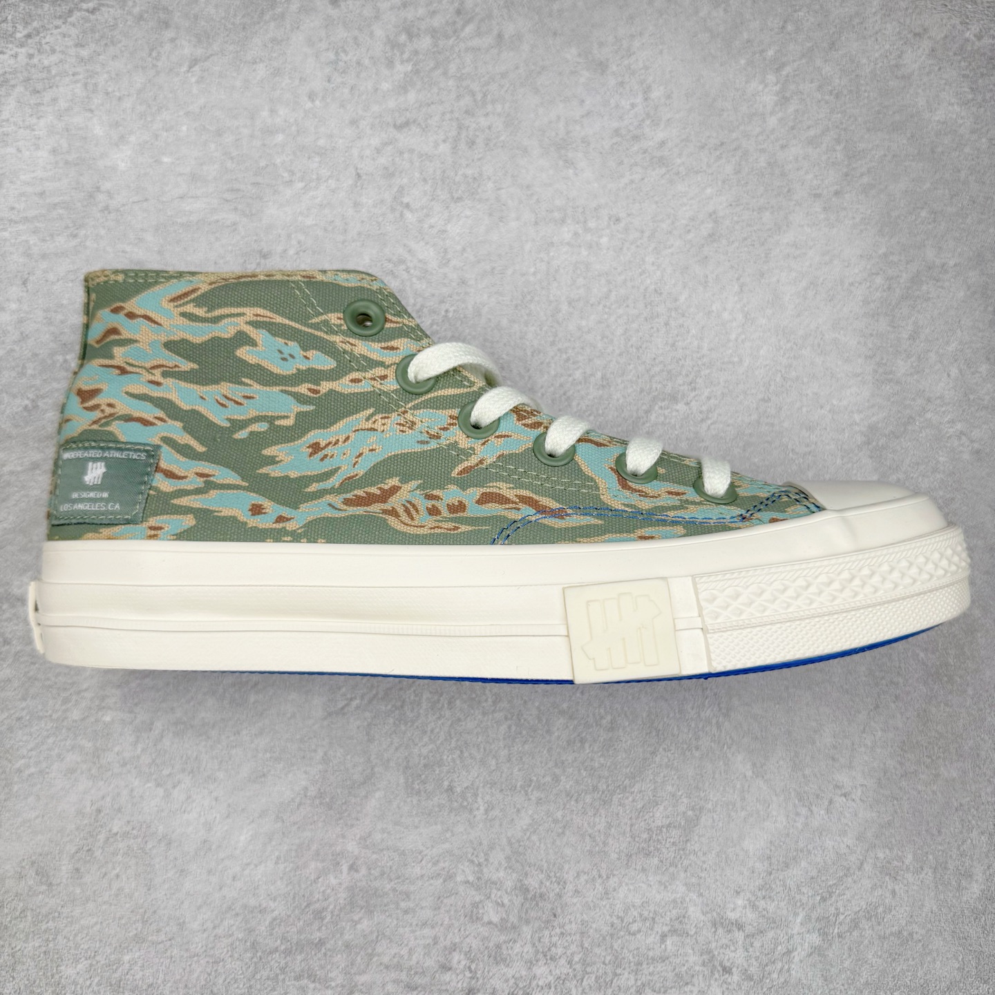 UNDEFEATED x Converse 1970S Mid 匡威联名 休闲复古中帮帆布鞋 鞋款采用Chuck 70 Mid 鞋型进行设计，在高帮与低帮中找到舒适与美观的平衡点，并沿袭前作中的UNDEFEATED标志性美学，再搭配鞋舌与后跟标处的5-Stike Logo编铭牌，联名标志处处可见，营造联名氛围之余更将质感拉满。 货号：172397C 绿迷彩 货号：A00673C 黑色 货号：A00670C 白色 尺码：35 36 36.5 37 37.5 38 39 39.5 40 41 41.5 42 42.5 43 44-选品中心