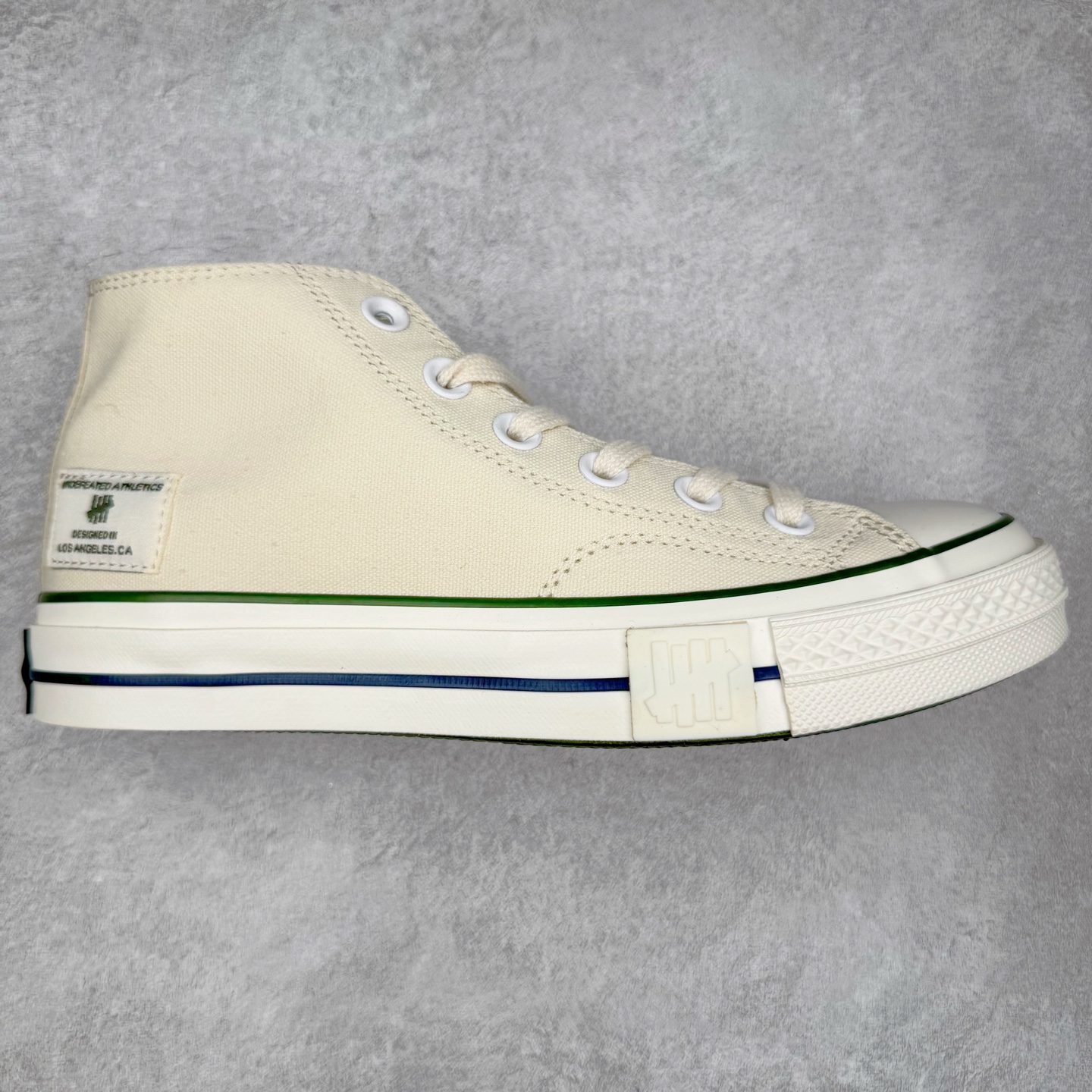 UNDEFEATED x Converse 1970S Mid 匡威联名 休闲复古中帮帆布鞋 鞋款采用Chuck 70 Mid 鞋型进行设计，在高帮与低帮中找到舒适与美观的平衡点，并沿袭前作中的UNDEFEATED标志性美学，再搭配鞋舌与后跟标处的5-Stike Logo编铭牌，联名标志处处可见，营造联名氛围之余更将质感拉满。 货号：172397C 绿迷彩 货号：A00673C 黑色 货号：A00670C 白色 尺码：35 36 36.5 37 37.5 38 39 39.5 40 41 41.5 42 42.5 43 44-选品中心