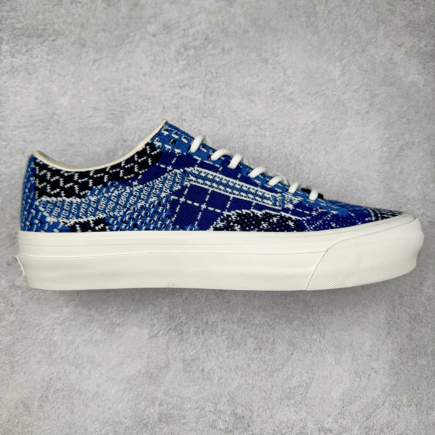 FDMTL x Vans Old Skool 36 OTW by Vans 联名 蓝色编织 高端支线 复古休闲百搭滑板鞋 本次合作延续双方对材质与文化细节的深入探索，灵感源自日本传统手工技艺刺子绣。OTW by Vans 高端支线与 FDMTL 在此基础上注入现代技艺，运用 Vans Engineered Knit 编织技术，将刺子绣的精致纹理织入鞋面之中，白色缝线与图案交织出更具层次的质感表达。 货号：VN000SHXBLU 尺码：35 36 36.5 37 38 38.5 39 40 40.5 41 42 42.5 43 44-选品中心