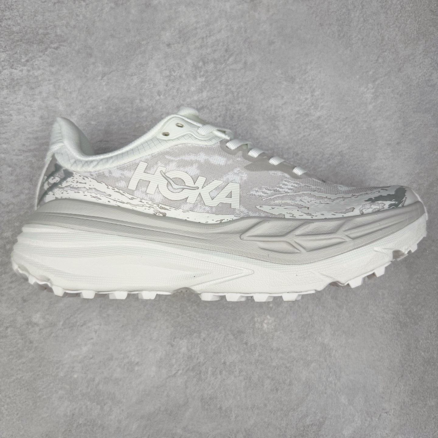 HOKA ONE ONE Stinson 7 ATR 斯廷森7代系列低帮全地形厚底轻量运动越野跑鞋 HOKA ONE ONE总是以独特的方式 Stinson ATR 主打整个HOKA系列中最出色最厚中底设计 堪称名副其实的“减震王” 这一款多功能全地形跑鞋采用以废旧塑料制成的尤尼菲 Reprieve再生面料 比其前代产品的重量更轻、稳定性更高 与鞋带一体化设计的全新孔眼可提供独立的支撑 精心打磨的后跟鞋口圈可带来松软契合的舒适脚感 而紧密分布的凸耳则可以确保绝佳的稳定性 尺码：36 36.5 37.5 38 38.5 39 40 40.5 41 42 42.5 43 44 44.5 45-选品中心