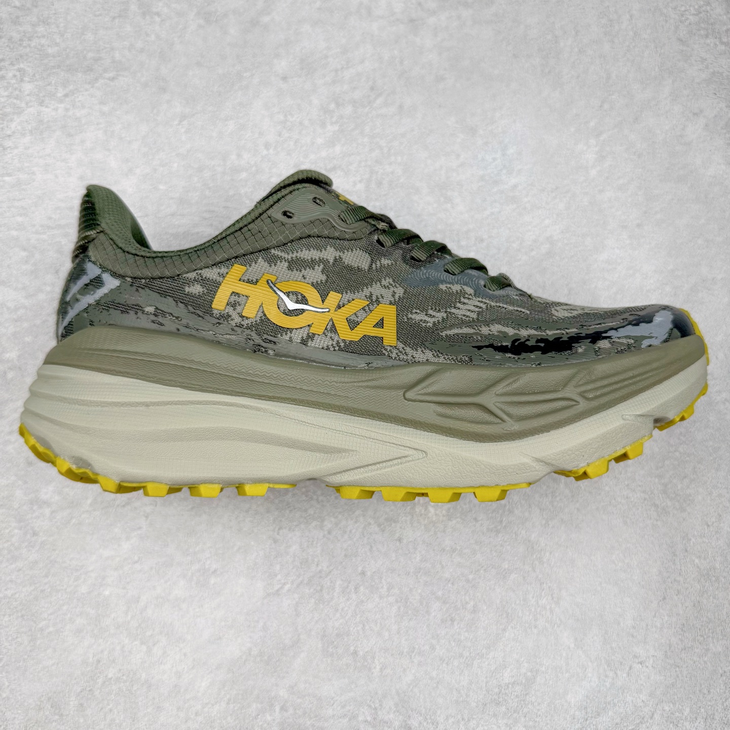 HOKA ONE ONE Stinson 7 ATR 斯廷森7代系列低帮全地形厚底轻量运动越野跑鞋 HOKA ONE ONE总是以独特的方式 Stinson ATR 主打整个HOKA系列中最出色最厚中底设计 堪称名副其实的“减震王” 这一款多功能全地形跑鞋采用以废旧塑料制成的尤尼菲 Reprieve再生面料 比其前代产品的重量更轻、稳定性更高 与鞋带一体化设计的全新孔眼可提供独立的支撑 精心打磨的后跟鞋口圈可带来松软契合的舒适脚感 而紧密分布的凸耳则可以确保绝佳的稳定性 尺码：36 36.5 37.5 38 38.5 39 40 40.5 41 42 42.5 43 44 44.5 45-选品中心