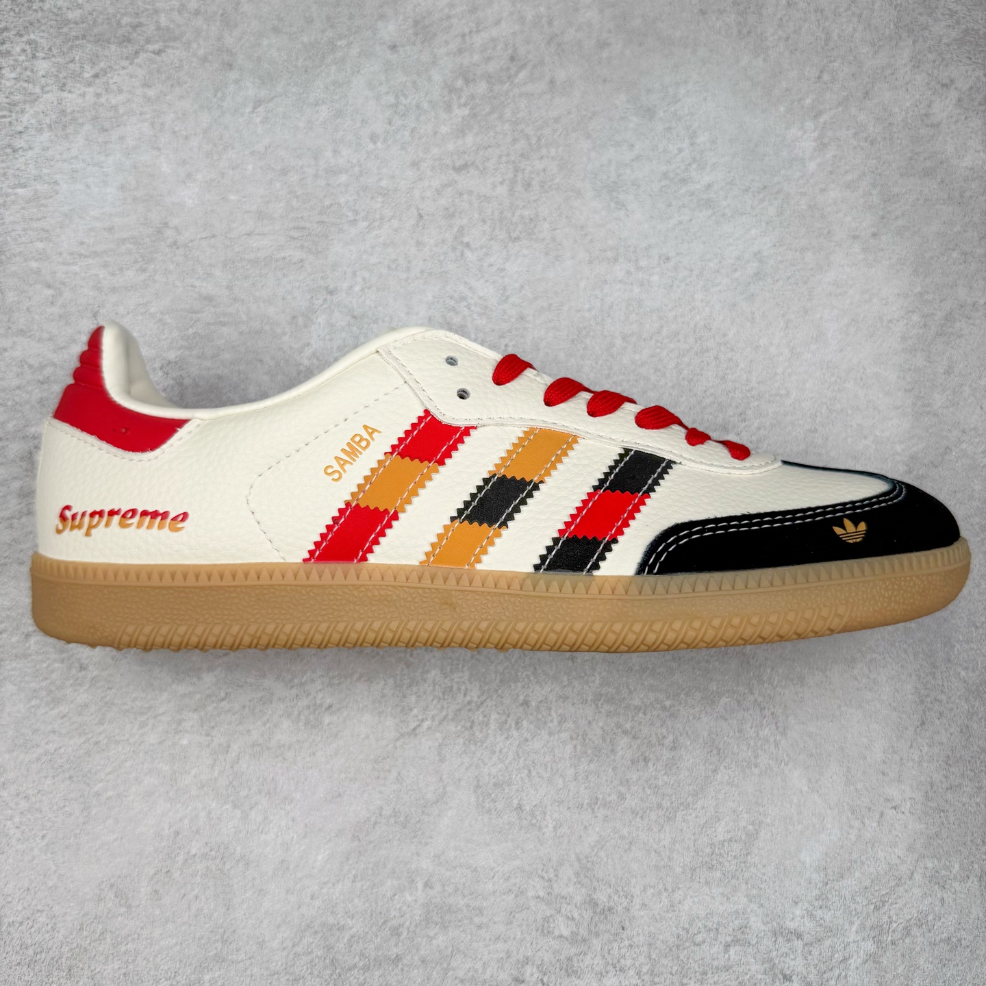 ＃C2 AD Original Samba OG 复古经典轻便板鞋 定制配色 DX0006 这款桑巴鞋展示了高质量的工艺 带有装饰的超锁缝制和无缝的手感 柔软、柔软的皮革造型和标志性的3条纹完成了精致的外观 正规合身鞋带 鞋面上有绒面鞋垫 橡胶鞋底 享受正畸套筒软感 自50年代首次亮相以来就一直在赢得粉丝的青睐 尺码：36 36.5 37.5 38 38.5 39 40 40.5 41 42 42.5 43 44 44.5 45-选品中心