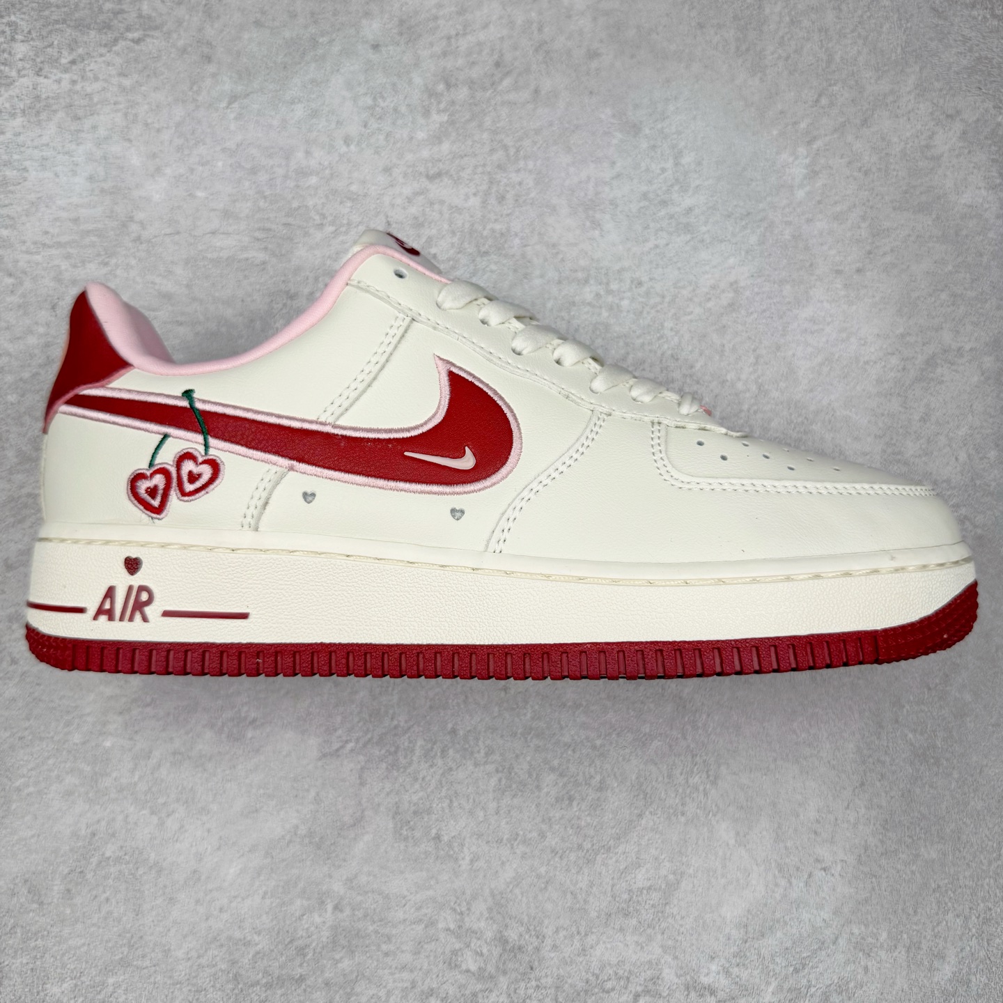 ＃福利特价 NK Air Force 1´07 Low 空军一号低帮百搭休闲运动板鞋 柔软、弹性十足的缓震性能和出色的中底设计 横跨复古与现代的外型结合 造就出风靡全球 三十多年的Force 1 直到今天还深受青睐 尺码：36 36.5 37.5 38 38.5 39 40 40.5 41 42 42.5 43 44 44.5 45-选品中心