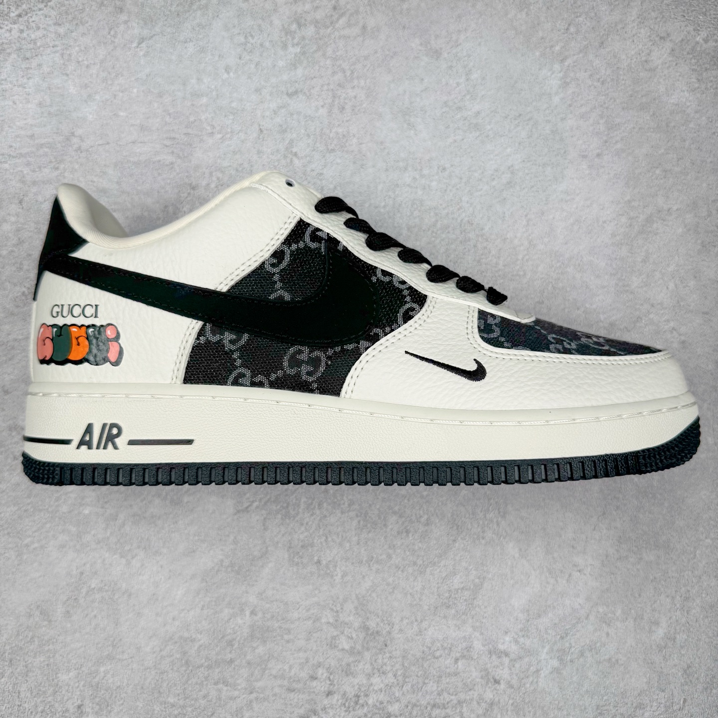 NK Air Force 1´07 Low 空军一号低帮百搭休闲运动板鞋 SC0601-571 柔软、弹性十足的缓震性能和出色的中底设计 横跨复古与现代的外型结合 造就出风靡全球 三十多年的Force 1 直到今天还深受青睐 实拍调校N版已经零色差零失真 百分百还原实物色彩所见即所得 不存在货不对板色差等低级问题 选购参考实物拍摄 不混卖不参货 只用心做好货严格选品 承诺混一赔十 尺码：36 36.5 37.5 38 38.5 39 40 40.5 41 42 42.5 43 44 44.5 45-选品中心