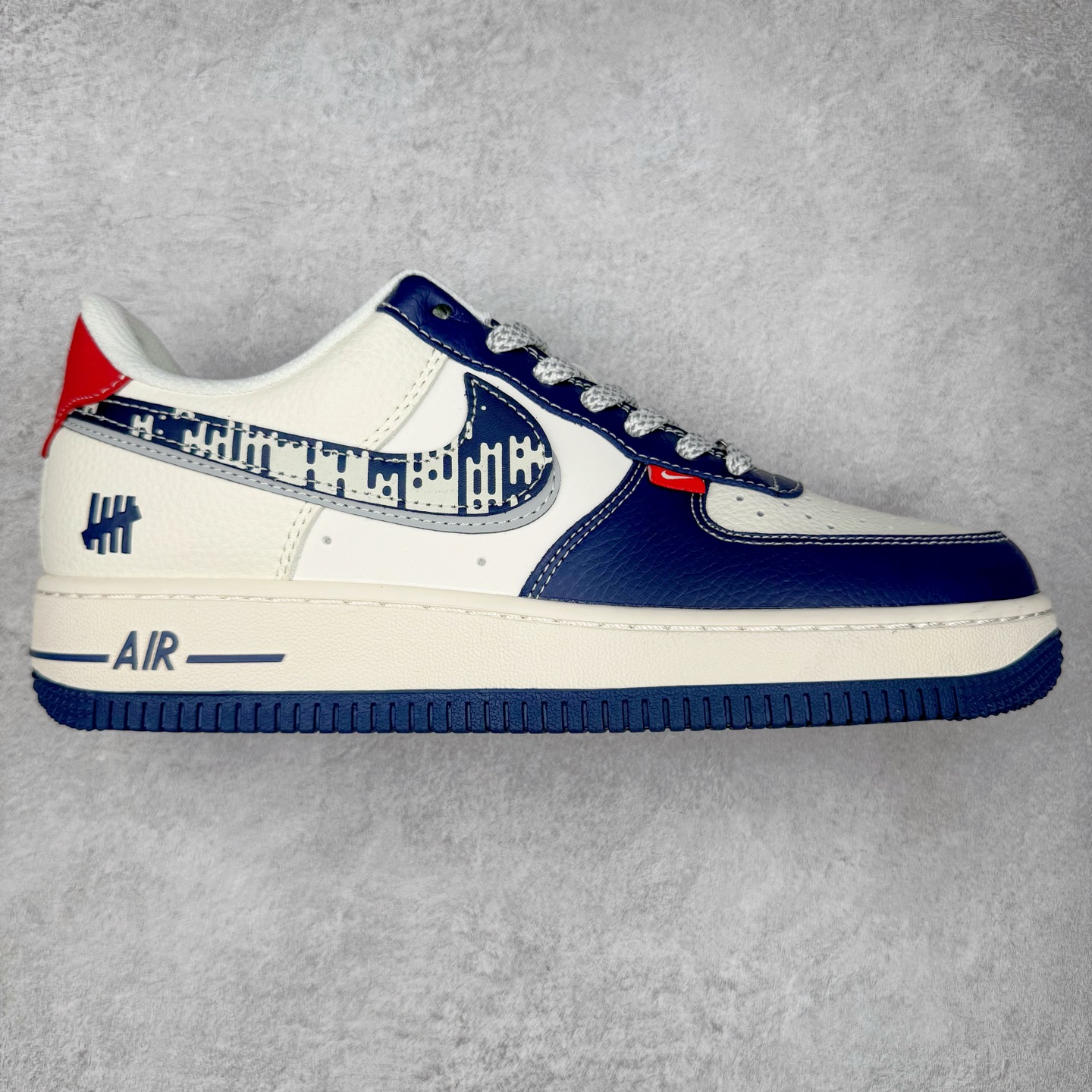 NK Air Force 1´07 Low 空军一号低帮百搭休闲运动板鞋 JP8028-005 柔软、弹性十足的缓震性能和出色的中底设计 横跨复古与现代的外型结合 造就出风靡全球 三十多年的Force 1 直到今天还深受青睐 实拍调校N版已经零色差零失真 百分百还原实物色彩所见即所得 不存在货不对板色差等低级问题 选购参考实物拍摄 不混卖不参货 只用心做好货严格选品 承诺混一赔十 尺码：36 36.5 37.5 38 38.5 39 40 40.5 41 42 42.5 43 44 44.5 45-选品中心