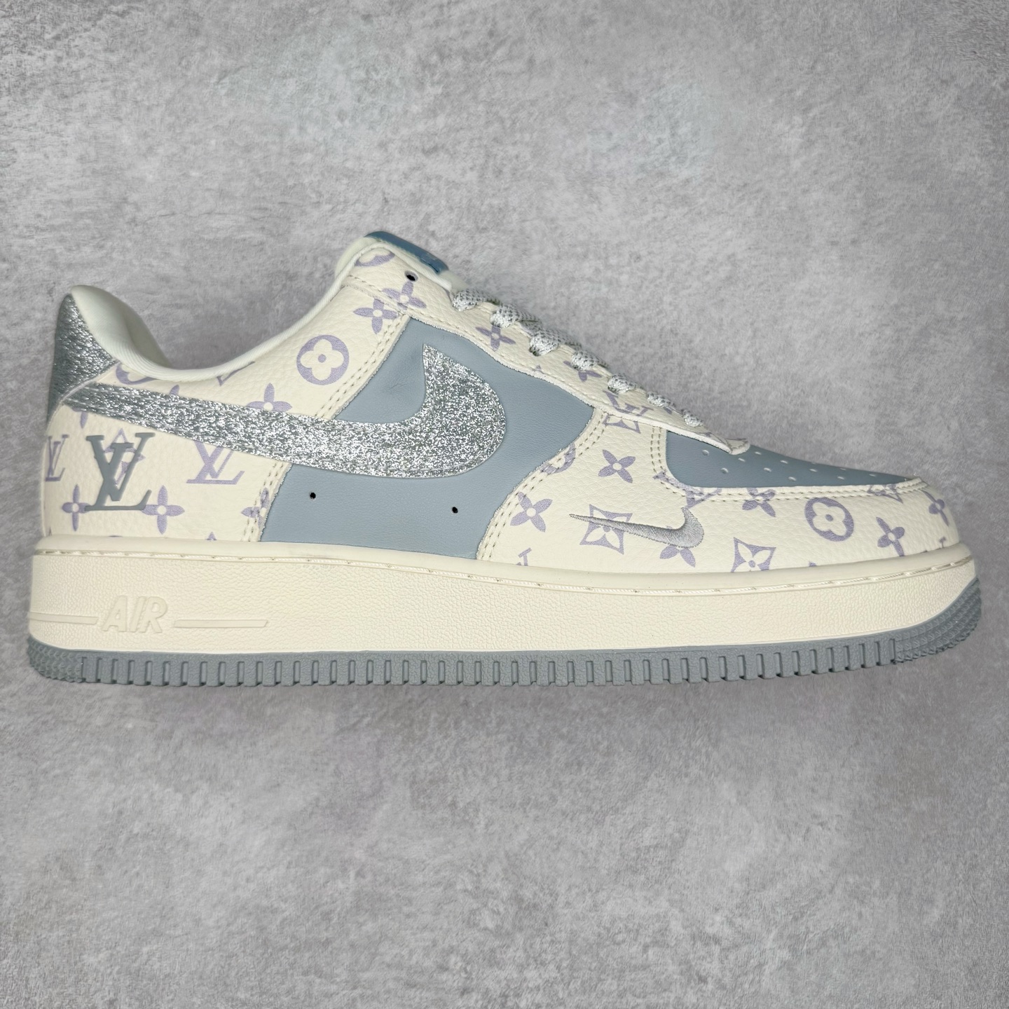 NK Air Force 1´07 Low 空军一号低帮百搭休闲运动板鞋 DF0188-078 柔软、弹性十足的缓震性能和出色的中底设计 横跨复古与现代的外型结合 造就出风靡全球 三十多年的Force 1 直到今天还深受青睐 实拍调校N版已经零色差零失真 百分百还原实物色彩所见即所得 不存在货不对板色差等低级问题 选购参考实物拍摄 不混卖不参货 只用心做好货严格选品 承诺混一赔十 尺码：36 36.5 37.5 38 38.5 39 40 40.5 41 42 42.5 43 44 44.5 45-选品中心