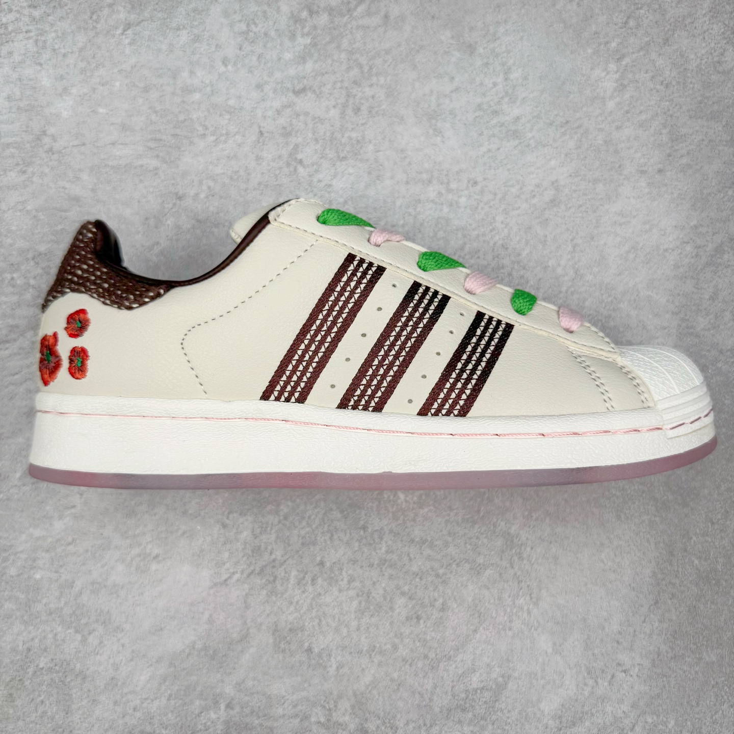 AD Originals Superstar 经典复古贝壳头板鞋 JH7759 诞生于1969年 是第一双将全皮面鞋 身与橡胶鞋头结合在一起的低帮篮球鞋 Superstar最开始 是作为高帮篮球鞋Pro Model的低帮版本而出现的 但因为其独特和醒目的橡胶鞋头造型而让大家熟知 被大家形象地称为\\\”shelltoe\\\”贝壳头 在70年代的美国职业篮球场上 接近3/4的NBA球员都将这双Superstar作为场上用鞋 80年代之后 经过不断的改良和发展 Superstar逐渐成为横跨时装、音乐、街头文化、休闲和运动等各大领域的时尚潮鞋 尺码：36 36.5 37 38 38.5 39 40 40.5 41 42 42.5 43 44 44.5 45-选品中心