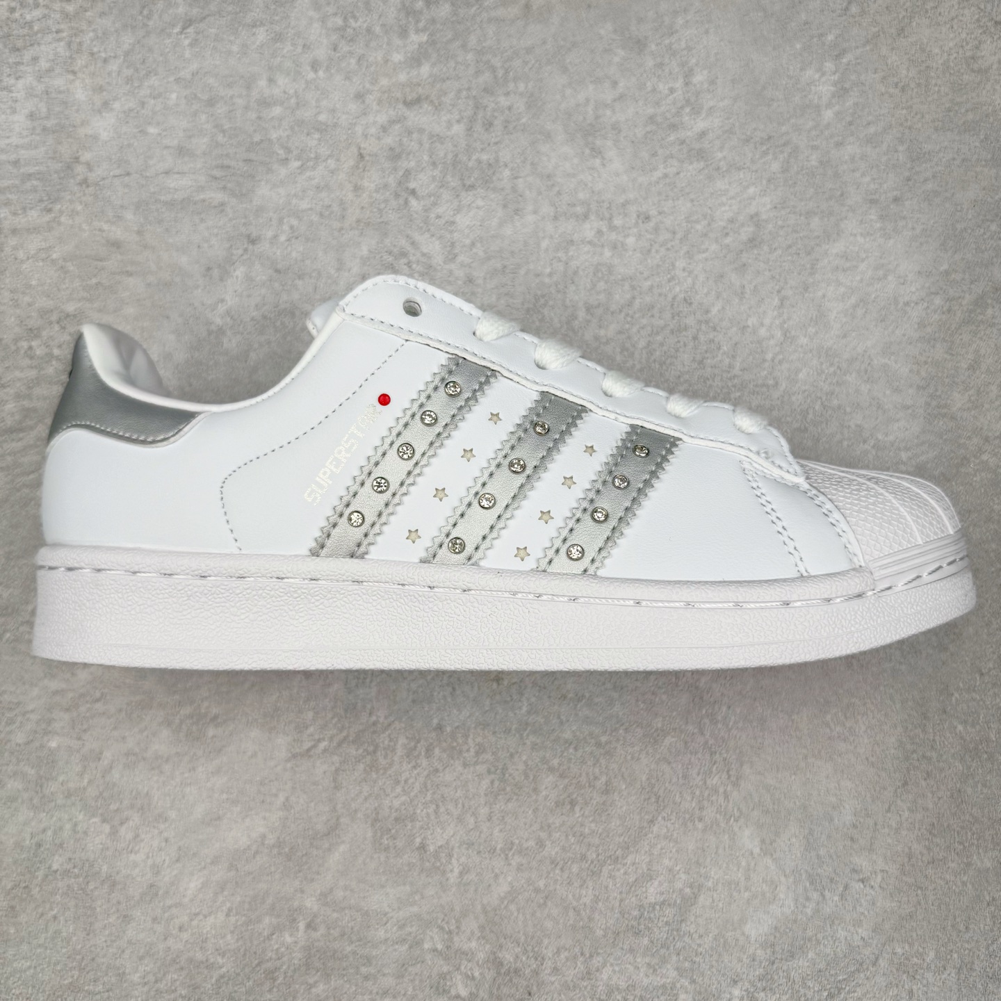 AD Originals Superstar 经典复古贝壳头板鞋 JR4505 诞生于1969年 是第一双将全皮面鞋 身与橡胶鞋头结合在一起的低帮篮球鞋 Superstar最开始 是作为高帮篮球鞋Pro Model的低帮版本而出现的 但因为其独特和醒目的橡胶鞋头造型而让大家熟知 被大家形象地称为\\\