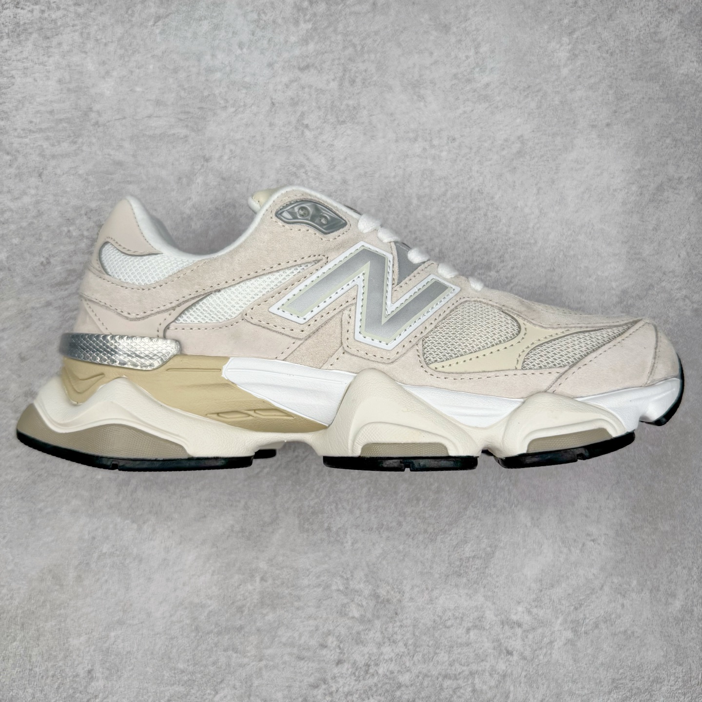 New Balance NB9060 复古运动鞋 新百伦又带来了新鞋型 并且是与芝加哥街头品牌 Joe Freshgoods 的联名款 鞋身主体采用了类似 990 系列的设计风格 与传统复古慢跑鞋区别不大 最大的变化就是鞋底部分 在传统设计的中底外层 增加了多个分区的模块 圆润的线条设计与我们熟悉的 New Balance 风格截然不同 但与同样充满弧形线条的鞋面搭配 看起来毫无违和感 尺码：36-45-选品中心