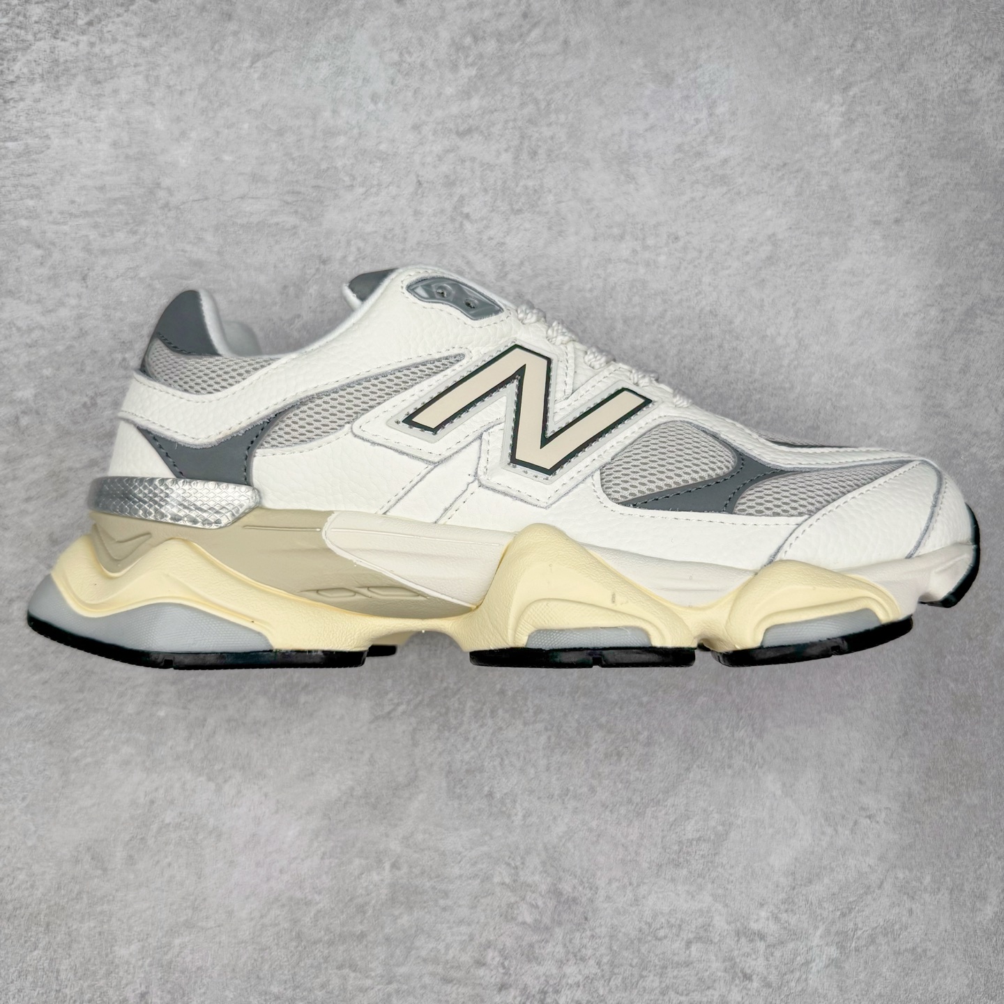 New Balance NB9060 复古运动鞋 新百伦又带来了新鞋型 并且是与芝加哥街头品牌 Joe Freshgoods 的联名款 鞋身主体采用了类似 990 系列的设计风格 与传统复古慢跑鞋区别不大 最大的变化就是鞋底部分 在传统设计的中底外层 增加了多个分区的模块 圆润的线条设计与我们熟悉的 New Balance 风格截然不同 但与同样充满弧形线条的鞋面搭配 看起来毫无违和感 尺码：36-45-选品中心