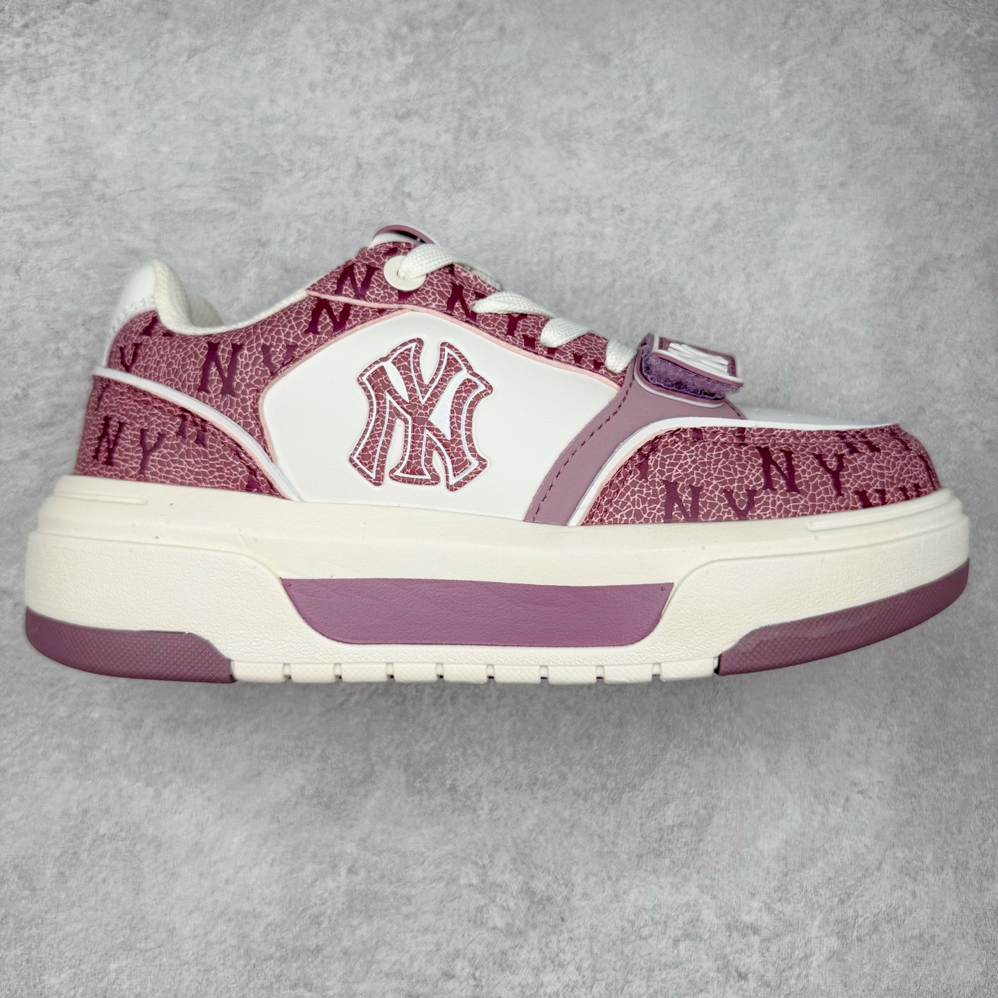 MLB Chunky Liner Basic 复古印花学长鞋系列低帮轻量增高厚底百搭休闲运动慢跑鞋板鞋 Korea韩国联名NY美国榄球纽约洋基队限定 韩国代购专供 全套原楦原纸板原厂数据开发 正确中底拉帮中底网布细节 平台代购专供 左脚内置芯片 韩国代购吊牌标贴 独家一比一RB+MD组合大底 高频后跟小人Logo精准对位立体饱满 正确网布加超迁鞋面 转印中底走线紧密 转印Logo工艺表层防刮不掉色 尺码：35 36 36.5 37.5 38 38.5 39 40 40.5 41 42 42.5 43 44 45-选品中心