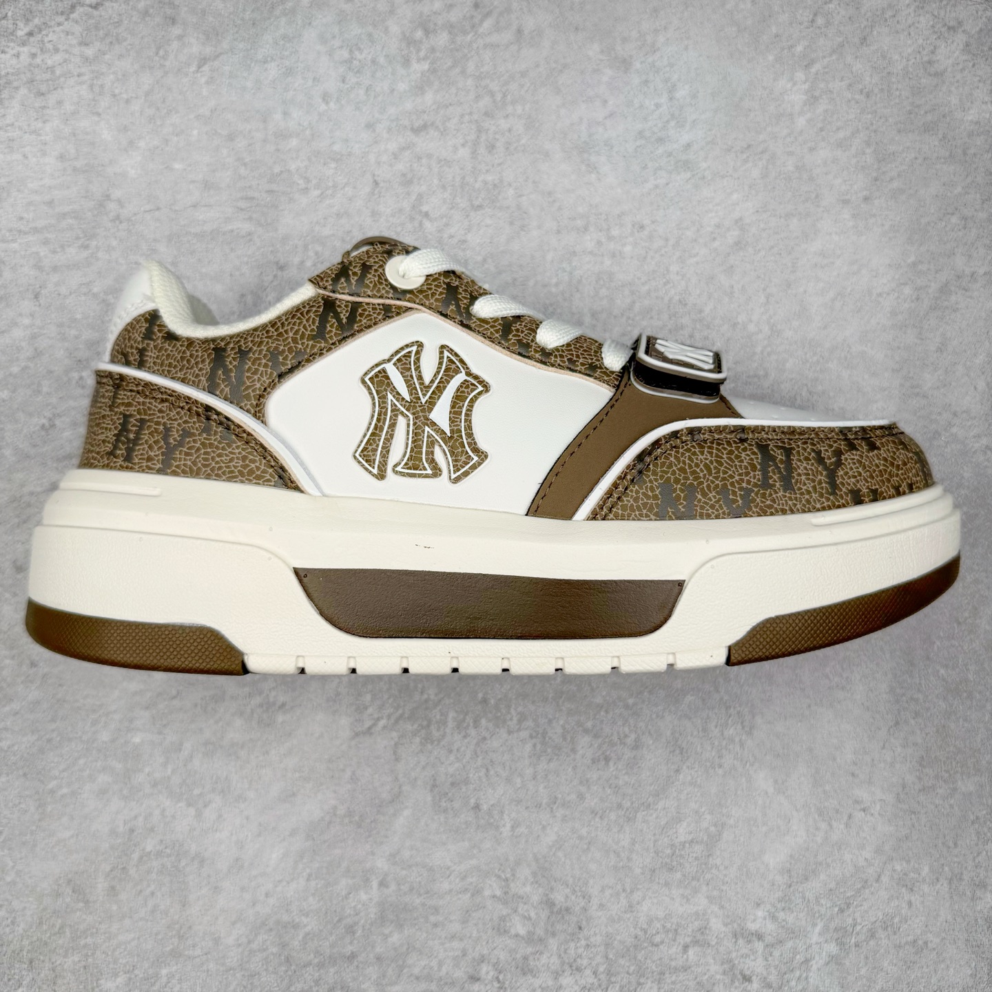 MLB Chunky Liner Basic 复古印花学长鞋系列低帮轻量增高厚底百搭休闲运动慢跑鞋板鞋 Korea韩国联名NY美国榄球纽约洋基队限定 韩国代购专供 全套原楦原纸板原厂数据开发 正确中底拉帮中底网布细节 平台代购专供 左脚内置芯片 韩国代购吊牌标贴 独家一比一RB+MD组合大底 高频后跟小人Logo精准对位立体饱满 正确网布加超迁鞋面 转印中底走线紧密 转印Logo工艺表层防刮不掉色 尺码：35 36 36.5 37.5 38 38.5 39 40 40.5 41 42 42.5 43 44 45-选品中心