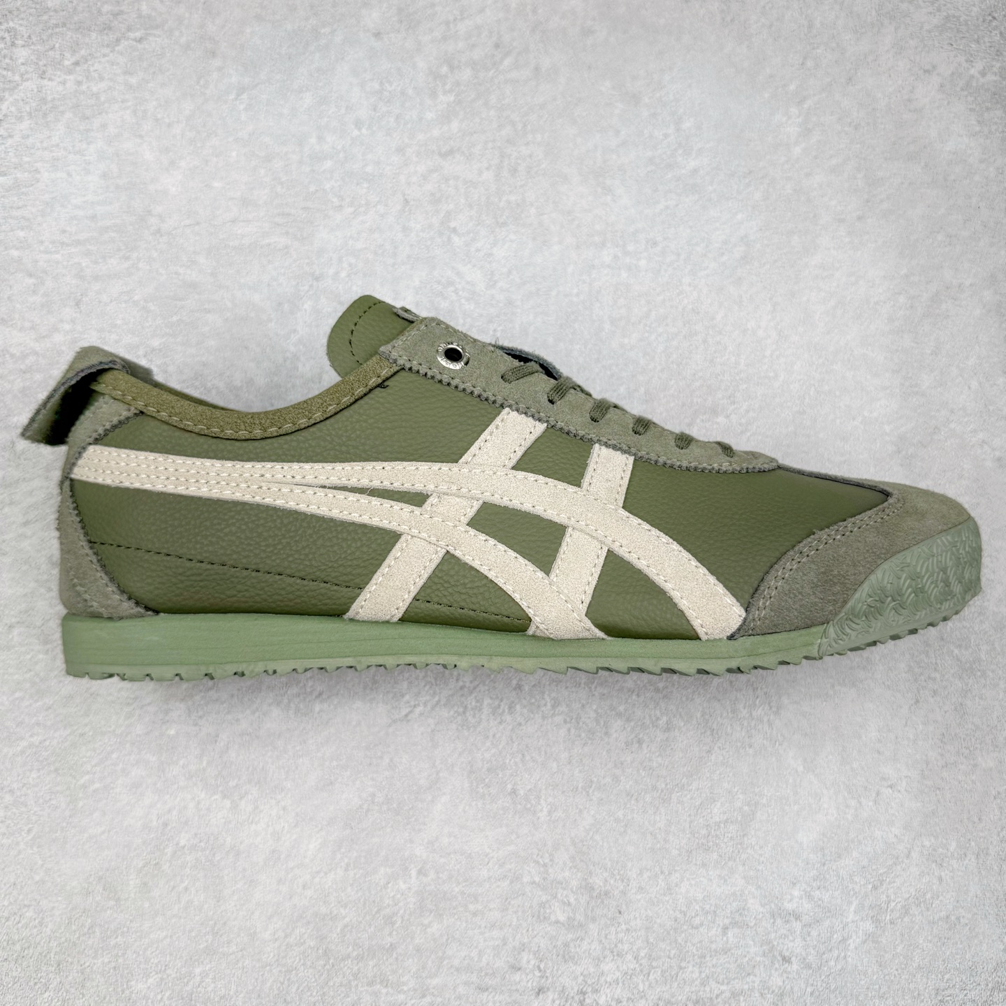 ＃C版 Asics Onitsuka Tiger MEXICO 66 亚瑟士鬼冢虎复古经典板鞋 市场王者选手 海外订单工厂出品 长期生产补货永不断码 超成熟稳定的做工品控 原装全套纸板楦头开发 原汁原味 完美呈现版型 私模正确鞋底咬花纹路 一比一鞋头弧度高度鞋身弧度 绝不口嗨 细节品控鞋型随意秒杀市面 原档咬花纹路私模大底 一个单元有六个三角形 总体形拼接呈现花瓣状 官方四联吊牌 原装Ortholite轻量化鞋垫 原盒原配 质保卡 说明书 钢印防尘纸 纸板中底带钢印 乳胶组合鞋垫 支持全方位的对比专柜 产品从款式颜色造型上体现出追求舒适和细节的完美 鞋类更是推崇手工制作的严谨与完美 融舒适性与可穿性的设计风格 注重细节的完美和别致魅力 既保持稳重 又不失轻松的时尚感 尺码：36 37 37.5 38 39 39.5 40 40.5 41.5 42 42.5 43.5 44 45-选品中心