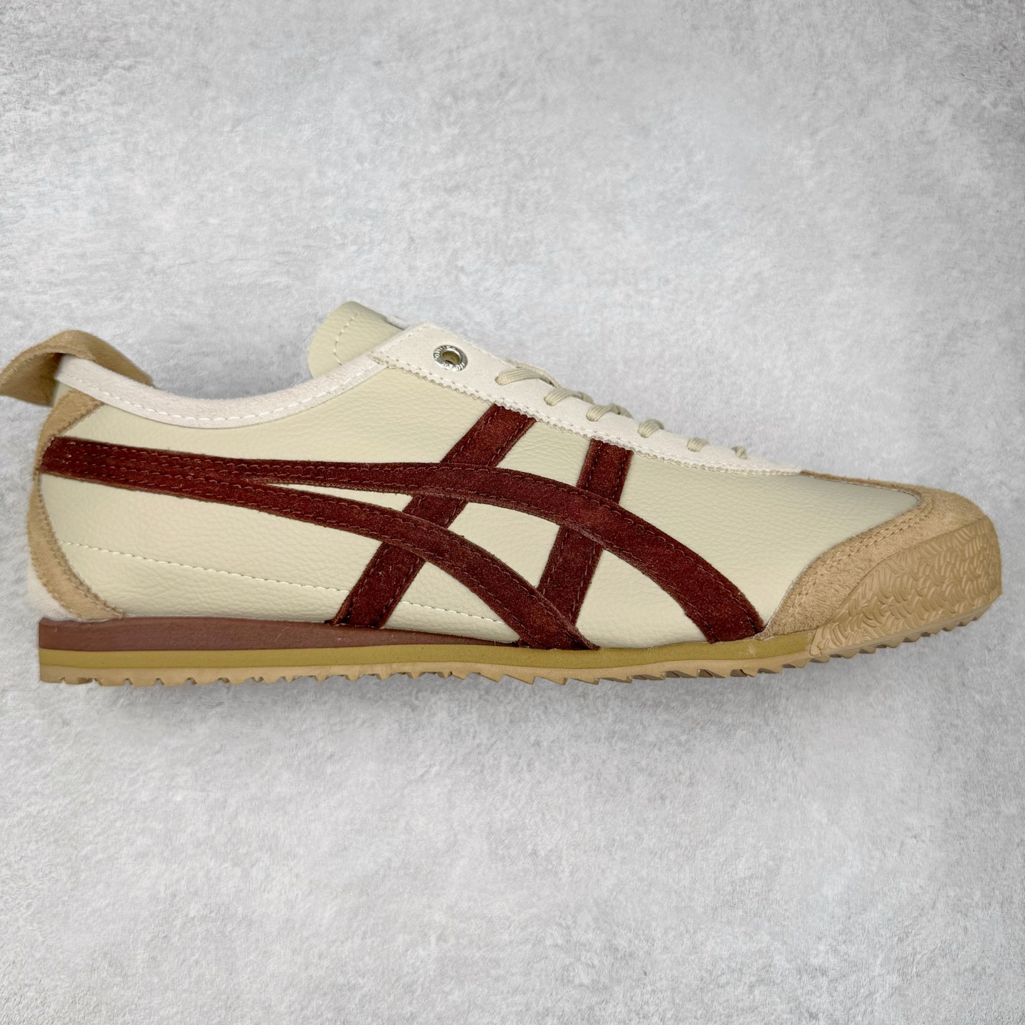 ＃C版 Asics Onitsuka Tiger MEXICO 66 亚瑟士鬼冢虎复古经典板鞋 市场王者选手 海外订单工厂出品 长期生产补货永不断码 超成熟稳定的做工品控 原装全套纸板楦头开发 原汁原味 完美呈现版型 私模正确鞋底咬花纹路 一比一鞋头弧度高度鞋身弧度 绝不口嗨 细节品控鞋型随意秒杀市面 原档咬花纹路私模大底 一个单元有六个三角形 总体形拼接呈现花瓣状 官方四联吊牌 原装Ortholite轻量化鞋垫 原盒原配 质保卡 说明书 钢印防尘纸 纸板中底带钢印 乳胶组合鞋垫 支持全方位的对比专柜 产品从款式颜色造型上体现出追求舒适和细节的完美 鞋类更是推崇手工制作的严谨与完美 融舒适性与可穿性的设计风格 注重细节的完美和别致魅力 既保持稳重 又不失轻松的时尚感 尺码：36 37 37.5 38 39 39.5 40 40.5 41.5 42 42.5 43.5 44 45-选品中心