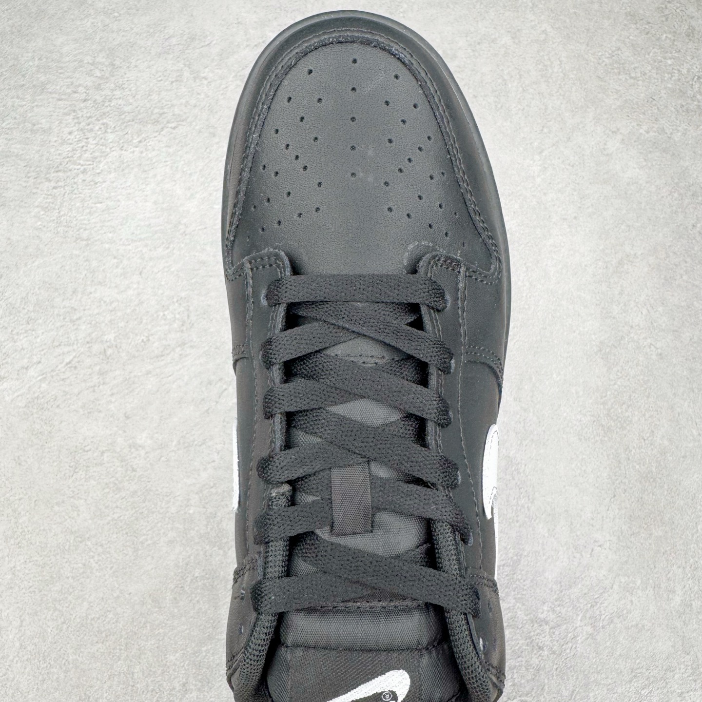 图片[4]-＃YC纯原 NK Dunk Low 黑武士 HF5441-100 经典鞋型以纯粹黑魂降临，大面积的深邃黑，是沉稳内敛的底蕴；凌厉的白色 Swoosh，是冲破界限的锋芒。「TIME」 字样分列鞋侧与后跟，打破单调，赋予绝对力量——这就是你的潮流坐标点。简约配色塑造百搭经典，独有印记宣告个性身份。定制系列天花板 无原鞋不开发 全系列得物原鞋一比一校对开发 配色持续更新中 终端对接 优势输出 全套原厂楦头原纸板数据档案倾力打造 原汁原味莞产 极致还原 圈内最强针车工艺 高端零售指定版 广东原厂配套原盒原标 鞋盒分三个尺码段 原厂冲刀 超高清洁度 全鞋零毛边皮料切割 采用原厂百宏鞋带以及原厂百宏织唛舌标 内标可供原厂几率过验 进口原装条纹中底布 四线拉帮白色点胶 原厂拉帮手法遵循公司 原厂电绣 极致还原 尺码：36 36.5 37.5 38 38.5 39 40 40.5 41 42 42.5 43 44 44.5 45 46-选品中心