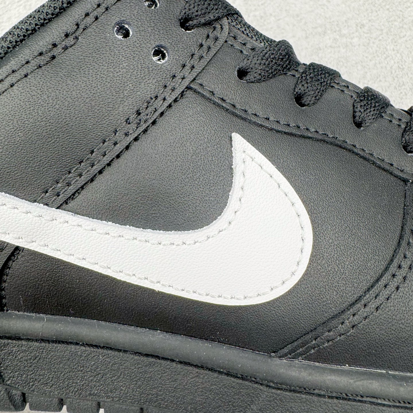 图片[17]-＃YC纯原 NK Dunk Low 黑武士 HF5441-100 经典鞋型以纯粹黑魂降临，大面积的深邃黑，是沉稳内敛的底蕴；凌厉的白色 Swoosh，是冲破界限的锋芒。「TIME」 字样分列鞋侧与后跟，打破单调，赋予绝对力量——这就是你的潮流坐标点。简约配色塑造百搭经典，独有印记宣告个性身份。定制系列天花板 无原鞋不开发 全系列得物原鞋一比一校对开发 配色持续更新中 终端对接 优势输出 全套原厂楦头原纸板数据档案倾力打造 原汁原味莞产 极致还原 圈内最强针车工艺 高端零售指定版 广东原厂配套原盒原标 鞋盒分三个尺码段 原厂冲刀 超高清洁度 全鞋零毛边皮料切割 采用原厂百宏鞋带以及原厂百宏织唛舌标 内标可供原厂几率过验 进口原装条纹中底布 四线拉帮白色点胶 原厂拉帮手法遵循公司 原厂电绣 极致还原 尺码：36 36.5 37.5 38 38.5 39 40 40.5 41 42 42.5 43 44 44.5 45 46-选品中心