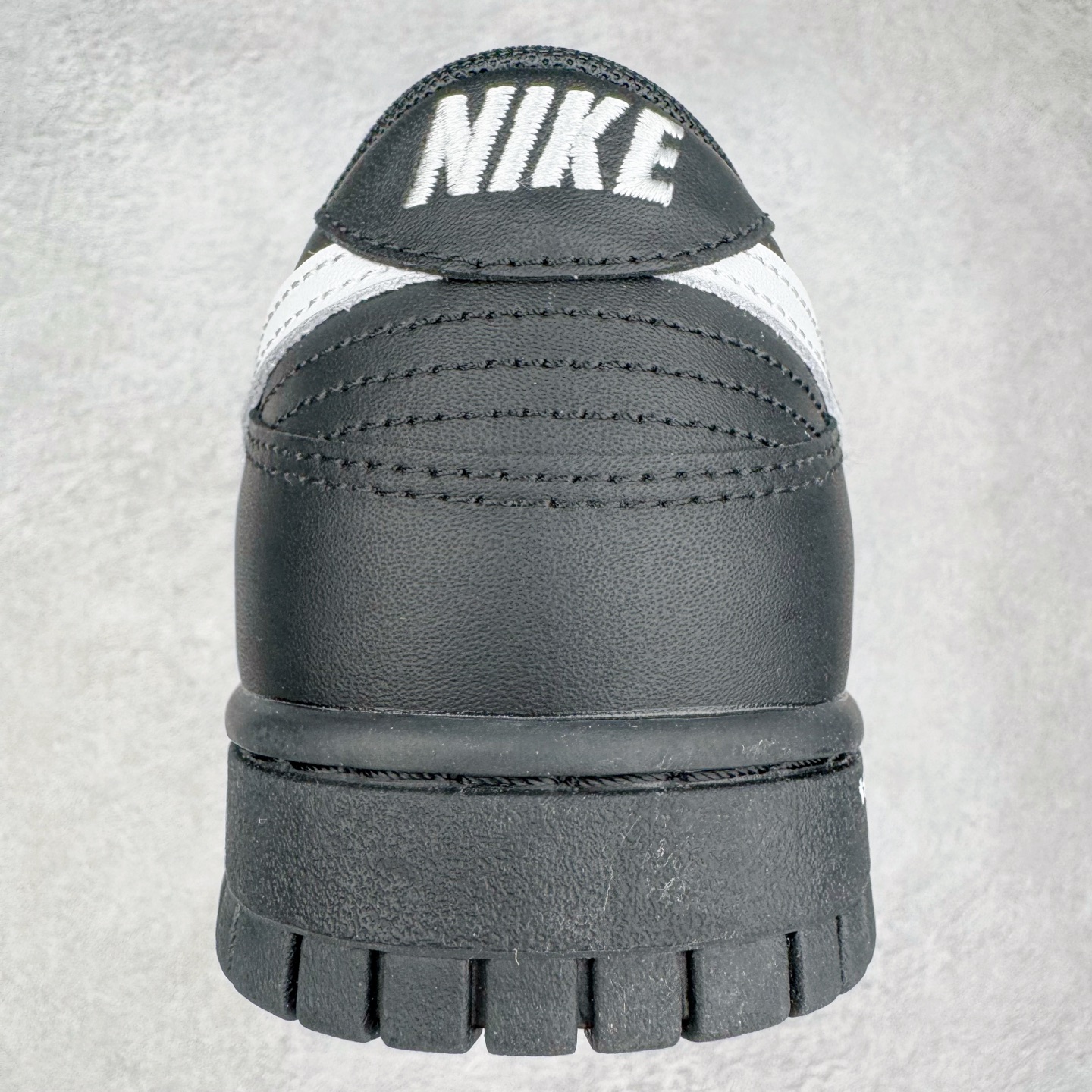 图片[8]-＃YC纯原 NK Dunk Low 黑武士 HF5441-100 经典鞋型以纯粹黑魂降临，大面积的深邃黑，是沉稳内敛的底蕴；凌厉的白色 Swoosh，是冲破界限的锋芒。「TIME」 字样分列鞋侧与后跟，打破单调，赋予绝对力量——这就是你的潮流坐标点。简约配色塑造百搭经典，独有印记宣告个性身份。定制系列天花板 无原鞋不开发 全系列得物原鞋一比一校对开发 配色持续更新中 终端对接 优势输出 全套原厂楦头原纸板数据档案倾力打造 原汁原味莞产 极致还原 圈内最强针车工艺 高端零售指定版 广东原厂配套原盒原标 鞋盒分三个尺码段 原厂冲刀 超高清洁度 全鞋零毛边皮料切割 采用原厂百宏鞋带以及原厂百宏织唛舌标 内标可供原厂几率过验 进口原装条纹中底布 四线拉帮白色点胶 原厂拉帮手法遵循公司 原厂电绣 极致还原 尺码：36 36.5 37.5 38 38.5 39 40 40.5 41 42 42.5 43 44 44.5 45 46-选品中心