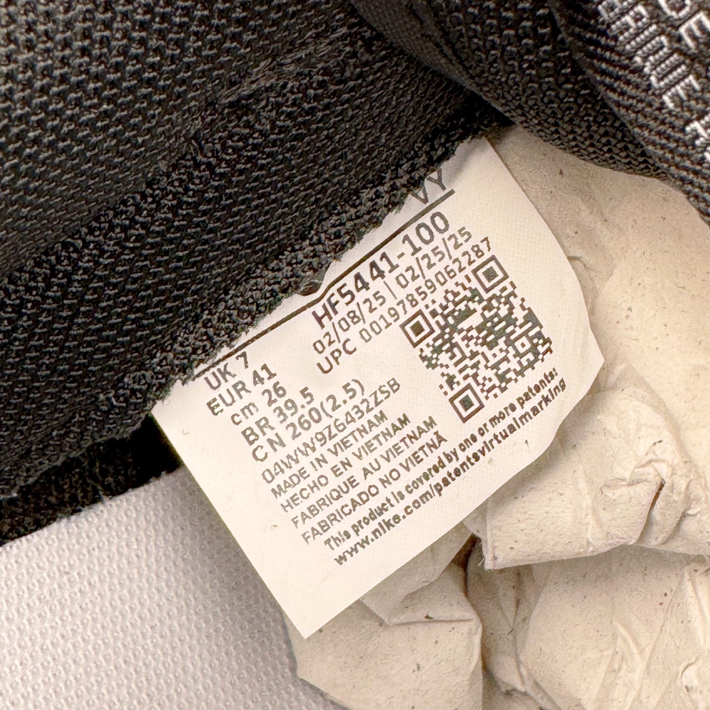 图片[12]-＃YC纯原 NK Dunk Low 黑武士 HF5441-100 经典鞋型以纯粹黑魂降临，大面积的深邃黑，是沉稳内敛的底蕴；凌厉的白色 Swoosh，是冲破界限的锋芒。「TIME」 字样分列鞋侧与后跟，打破单调，赋予绝对力量——这就是你的潮流坐标点。简约配色塑造百搭经典，独有印记宣告个性身份。定制系列天花板 无原鞋不开发 全系列得物原鞋一比一校对开发 配色持续更新中 终端对接 优势输出 全套原厂楦头原纸板数据档案倾力打造 原汁原味莞产 极致还原 圈内最强针车工艺 高端零售指定版 广东原厂配套原盒原标 鞋盒分三个尺码段 原厂冲刀 超高清洁度 全鞋零毛边皮料切割 采用原厂百宏鞋带以及原厂百宏织唛舌标 内标可供原厂几率过验 进口原装条纹中底布 四线拉帮白色点胶 原厂拉帮手法遵循公司 原厂电绣 极致还原 尺码：36 36.5 37.5 38 38.5 39 40 40.5 41 42 42.5 43 44 44.5 45 46-选品中心