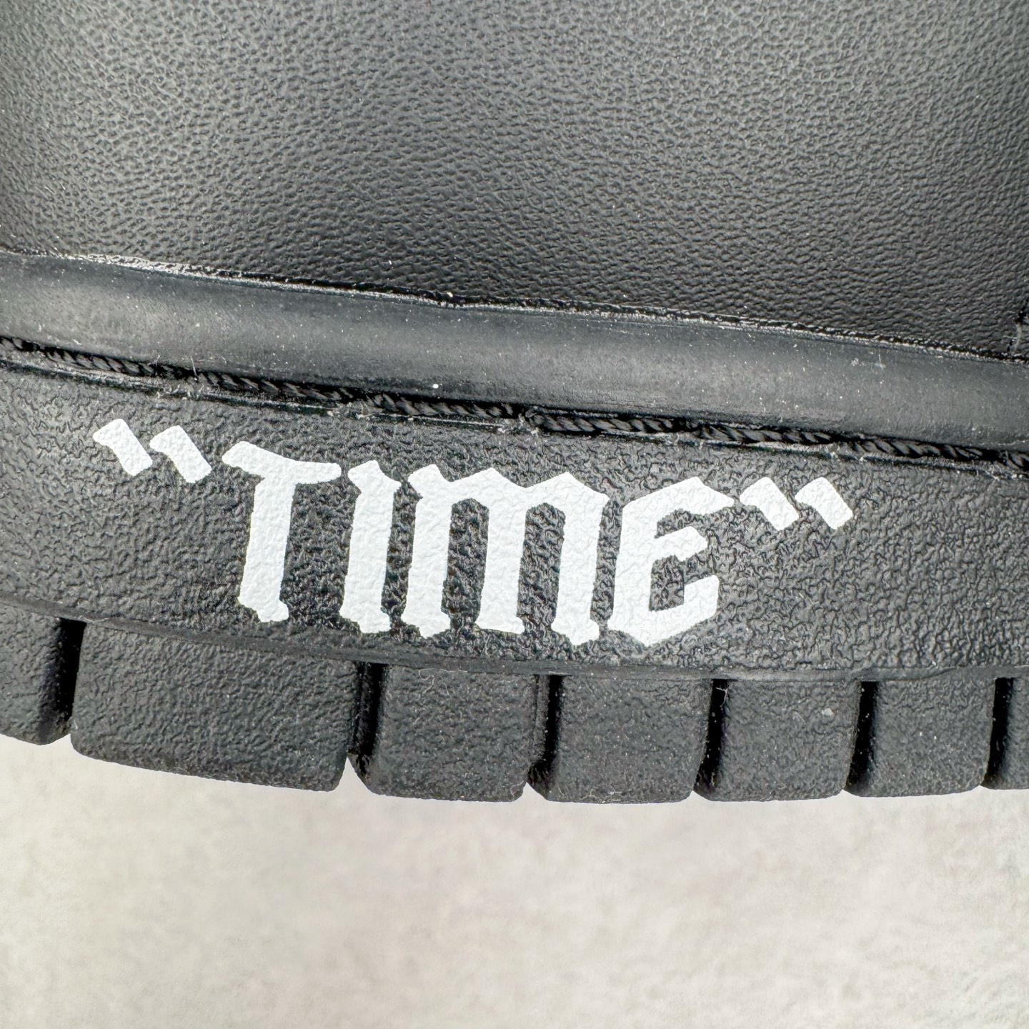 图片[16]-＃YC纯原 NK Dunk Low 黑武士 HF5441-100 经典鞋型以纯粹黑魂降临，大面积的深邃黑，是沉稳内敛的底蕴；凌厉的白色 Swoosh，是冲破界限的锋芒。「TIME」 字样分列鞋侧与后跟，打破单调，赋予绝对力量——这就是你的潮流坐标点。简约配色塑造百搭经典，独有印记宣告个性身份。定制系列天花板 无原鞋不开发 全系列得物原鞋一比一校对开发 配色持续更新中 终端对接 优势输出 全套原厂楦头原纸板数据档案倾力打造 原汁原味莞产 极致还原 圈内最强针车工艺 高端零售指定版 广东原厂配套原盒原标 鞋盒分三个尺码段 原厂冲刀 超高清洁度 全鞋零毛边皮料切割 采用原厂百宏鞋带以及原厂百宏织唛舌标 内标可供原厂几率过验 进口原装条纹中底布 四线拉帮白色点胶 原厂拉帮手法遵循公司 原厂电绣 极致还原 尺码：36 36.5 37.5 38 38.5 39 40 40.5 41 42 42.5 43 44 44.5 45 46-选品中心