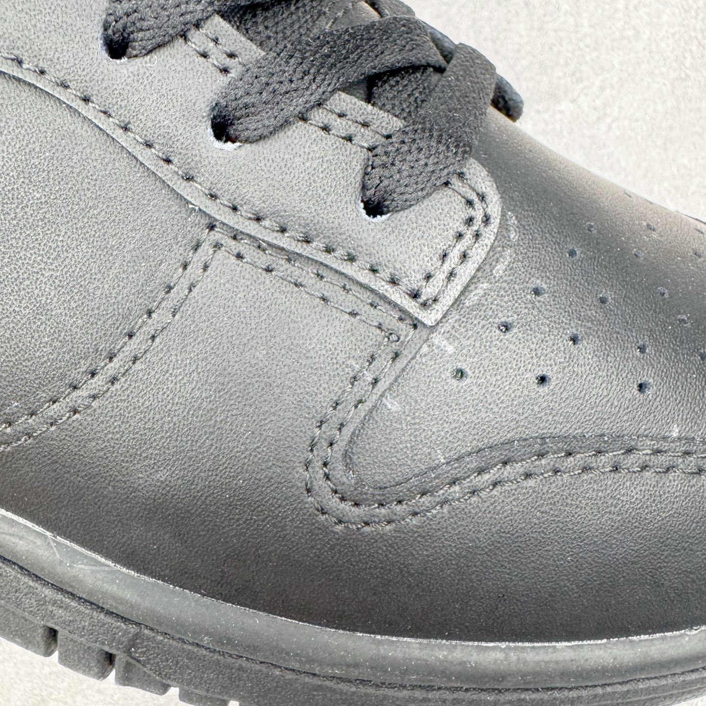 图片[18]-＃YC纯原 NK Dunk Low 黑武士 HF5441-100 经典鞋型以纯粹黑魂降临，大面积的深邃黑，是沉稳内敛的底蕴；凌厉的白色 Swoosh，是冲破界限的锋芒。「TIME」 字样分列鞋侧与后跟，打破单调，赋予绝对力量——这就是你的潮流坐标点。简约配色塑造百搭经典，独有印记宣告个性身份。定制系列天花板 无原鞋不开发 全系列得物原鞋一比一校对开发 配色持续更新中 终端对接 优势输出 全套原厂楦头原纸板数据档案倾力打造 原汁原味莞产 极致还原 圈内最强针车工艺 高端零售指定版 广东原厂配套原盒原标 鞋盒分三个尺码段 原厂冲刀 超高清洁度 全鞋零毛边皮料切割 采用原厂百宏鞋带以及原厂百宏织唛舌标 内标可供原厂几率过验 进口原装条纹中底布 四线拉帮白色点胶 原厂拉帮手法遵循公司 原厂电绣 极致还原 尺码：36 36.5 37.5 38 38.5 39 40 40.5 41 42 42.5 43 44 44.5 45 46-选品中心