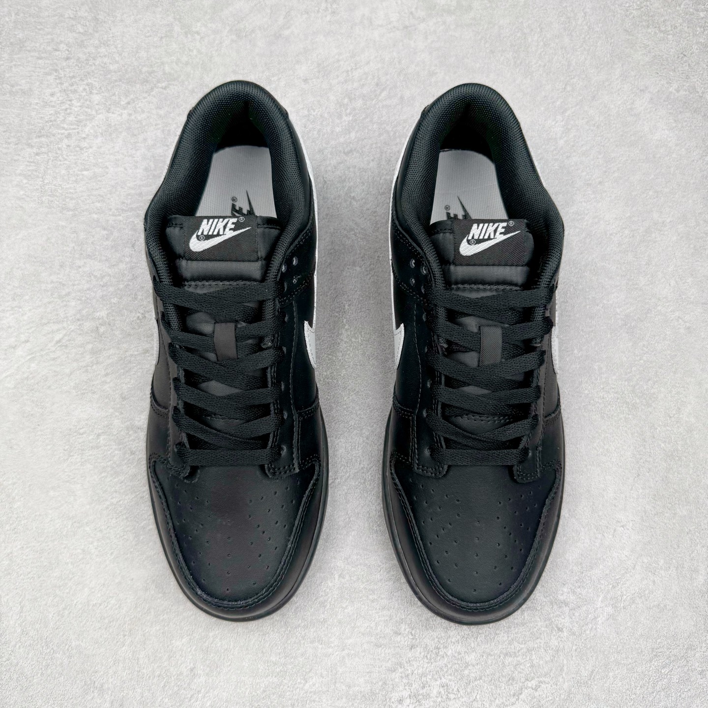 图片[2]-＃YC纯原 NK Dunk Low 黑武士 HF5441-100 经典鞋型以纯粹黑魂降临，大面积的深邃黑，是沉稳内敛的底蕴；凌厉的白色 Swoosh，是冲破界限的锋芒。「TIME」 字样分列鞋侧与后跟，打破单调，赋予绝对力量——这就是你的潮流坐标点。简约配色塑造百搭经典，独有印记宣告个性身份。定制系列天花板 无原鞋不开发 全系列得物原鞋一比一校对开发 配色持续更新中 终端对接 优势输出 全套原厂楦头原纸板数据档案倾力打造 原汁原味莞产 极致还原 圈内最强针车工艺 高端零售指定版 广东原厂配套原盒原标 鞋盒分三个尺码段 原厂冲刀 超高清洁度 全鞋零毛边皮料切割 采用原厂百宏鞋带以及原厂百宏织唛舌标 内标可供原厂几率过验 进口原装条纹中底布 四线拉帮白色点胶 原厂拉帮手法遵循公司 原厂电绣 极致还原 尺码：36 36.5 37.5 38 38.5 39 40 40.5 41 42 42.5 43 44 44.5 45 46-选品中心