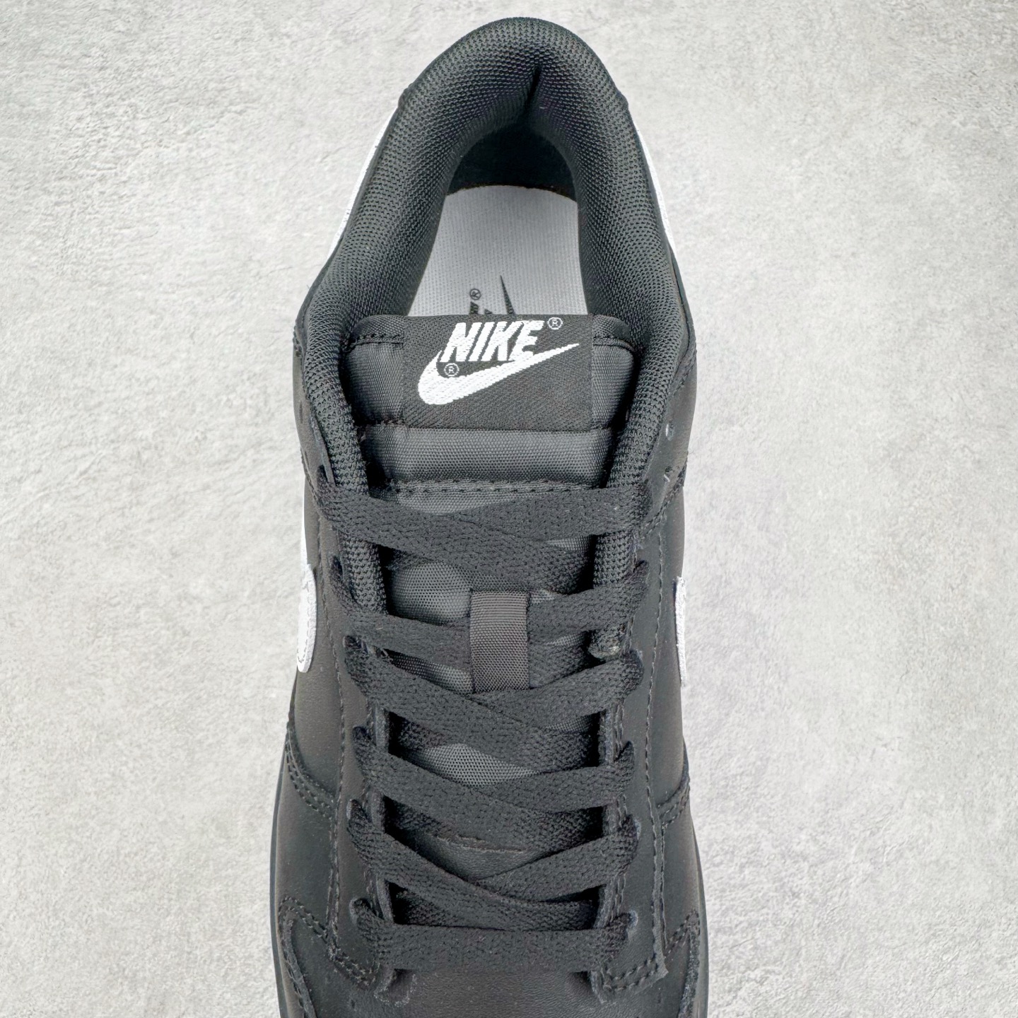 图片[5]-＃YC纯原 NK Dunk Low 黑武士 HF5441-100 经典鞋型以纯粹黑魂降临，大面积的深邃黑，是沉稳内敛的底蕴；凌厉的白色 Swoosh，是冲破界限的锋芒。「TIME」 字样分列鞋侧与后跟，打破单调，赋予绝对力量——这就是你的潮流坐标点。简约配色塑造百搭经典，独有印记宣告个性身份。定制系列天花板 无原鞋不开发 全系列得物原鞋一比一校对开发 配色持续更新中 终端对接 优势输出 全套原厂楦头原纸板数据档案倾力打造 原汁原味莞产 极致还原 圈内最强针车工艺 高端零售指定版 广东原厂配套原盒原标 鞋盒分三个尺码段 原厂冲刀 超高清洁度 全鞋零毛边皮料切割 采用原厂百宏鞋带以及原厂百宏织唛舌标 内标可供原厂几率过验 进口原装条纹中底布 四线拉帮白色点胶 原厂拉帮手法遵循公司 原厂电绣 极致还原 尺码：36 36.5 37.5 38 38.5 39 40 40.5 41 42 42.5 43 44 44.5 45 46-选品中心