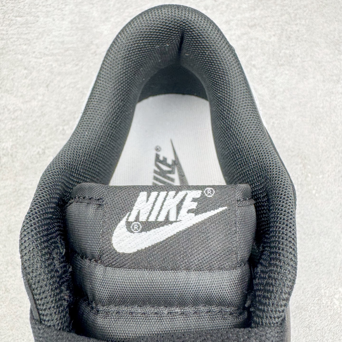 图片[13]-＃YC纯原 NK Dunk Low 黑武士 HF5441-100 经典鞋型以纯粹黑魂降临，大面积的深邃黑，是沉稳内敛的底蕴；凌厉的白色 Swoosh，是冲破界限的锋芒。「TIME」 字样分列鞋侧与后跟，打破单调，赋予绝对力量——这就是你的潮流坐标点。简约配色塑造百搭经典，独有印记宣告个性身份。定制系列天花板 无原鞋不开发 全系列得物原鞋一比一校对开发 配色持续更新中 终端对接 优势输出 全套原厂楦头原纸板数据档案倾力打造 原汁原味莞产 极致还原 圈内最强针车工艺 高端零售指定版 广东原厂配套原盒原标 鞋盒分三个尺码段 原厂冲刀 超高清洁度 全鞋零毛边皮料切割 采用原厂百宏鞋带以及原厂百宏织唛舌标 内标可供原厂几率过验 进口原装条纹中底布 四线拉帮白色点胶 原厂拉帮手法遵循公司 原厂电绣 极致还原 尺码：36 36.5 37.5 38 38.5 39 40 40.5 41 42 42.5 43 44 44.5 45 46-选品中心