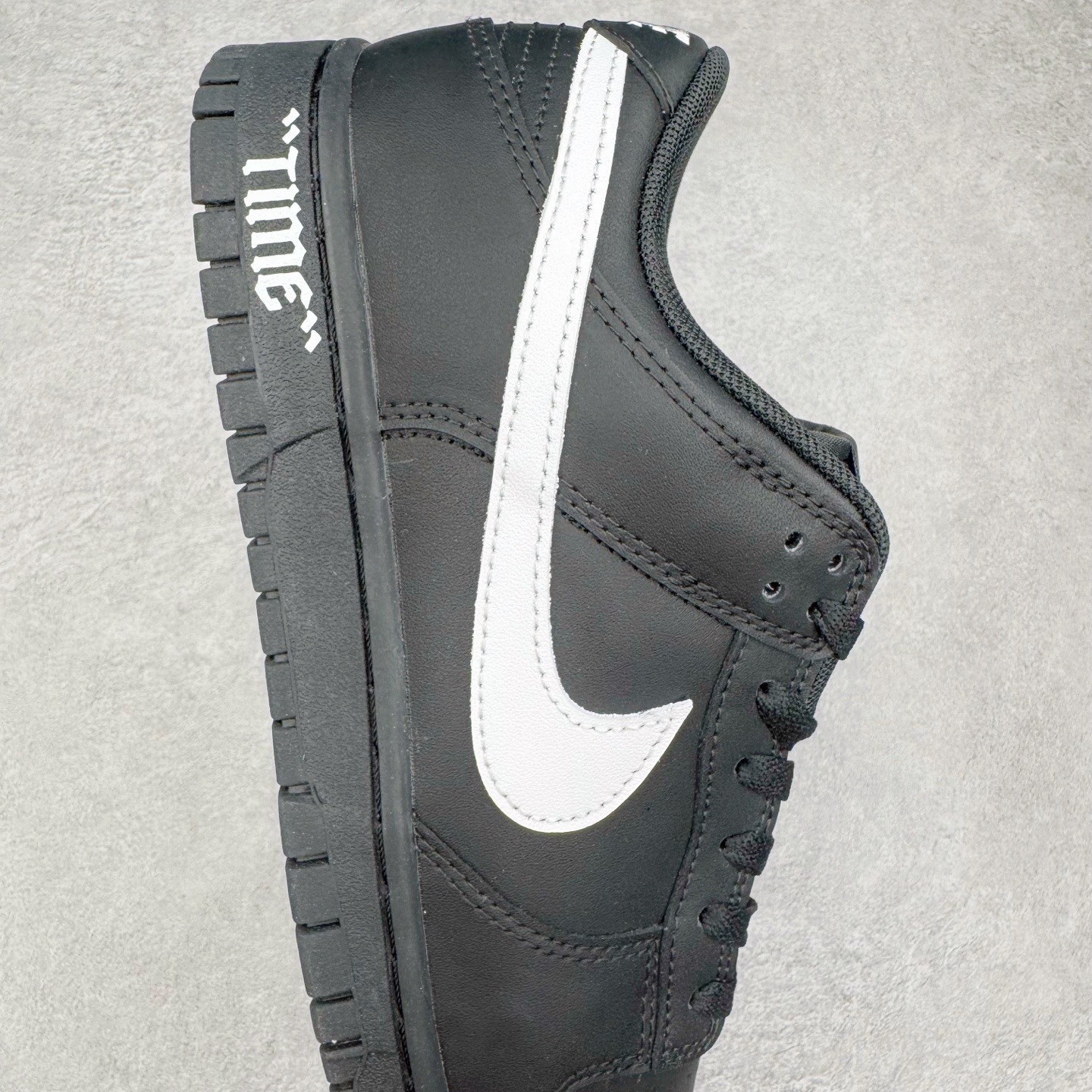 图片[6]-＃YC纯原 NK Dunk Low 黑武士 HF5441-100 经典鞋型以纯粹黑魂降临，大面积的深邃黑，是沉稳内敛的底蕴；凌厉的白色 Swoosh，是冲破界限的锋芒。「TIME」 字样分列鞋侧与后跟，打破单调，赋予绝对力量——这就是你的潮流坐标点。简约配色塑造百搭经典，独有印记宣告个性身份。定制系列天花板 无原鞋不开发 全系列得物原鞋一比一校对开发 配色持续更新中 终端对接 优势输出 全套原厂楦头原纸板数据档案倾力打造 原汁原味莞产 极致还原 圈内最强针车工艺 高端零售指定版 广东原厂配套原盒原标 鞋盒分三个尺码段 原厂冲刀 超高清洁度 全鞋零毛边皮料切割 采用原厂百宏鞋带以及原厂百宏织唛舌标 内标可供原厂几率过验 进口原装条纹中底布 四线拉帮白色点胶 原厂拉帮手法遵循公司 原厂电绣 极致还原 尺码：36 36.5 37.5 38 38.5 39 40 40.5 41 42 42.5 43 44 44.5 45 46-选品中心