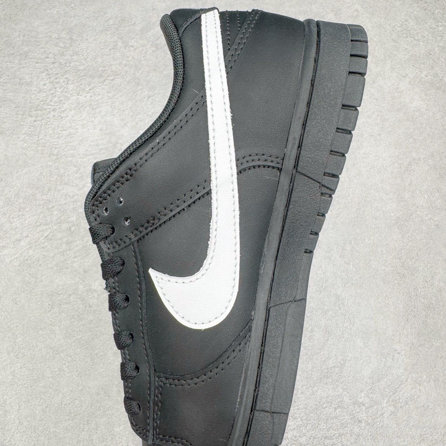 图片[7]-＃YC纯原 NK Dunk Low 黑武士 HF5441-100 经典鞋型以纯粹黑魂降临，大面积的深邃黑，是沉稳内敛的底蕴；凌厉的白色 Swoosh，是冲破界限的锋芒。「TIME」 字样分列鞋侧与后跟，打破单调，赋予绝对力量——这就是你的潮流坐标点。简约配色塑造百搭经典，独有印记宣告个性身份。定制系列天花板 无原鞋不开发 全系列得物原鞋一比一校对开发 配色持续更新中 终端对接 优势输出 全套原厂楦头原纸板数据档案倾力打造 原汁原味莞产 极致还原 圈内最强针车工艺 高端零售指定版 广东原厂配套原盒原标 鞋盒分三个尺码段 原厂冲刀 超高清洁度 全鞋零毛边皮料切割 采用原厂百宏鞋带以及原厂百宏织唛舌标 内标可供原厂几率过验 进口原装条纹中底布 四线拉帮白色点胶 原厂拉帮手法遵循公司 原厂电绣 极致还原 尺码：36 36.5 37.5 38 38.5 39 40 40.5 41 42 42.5 43 44 44.5 45 46-选品中心