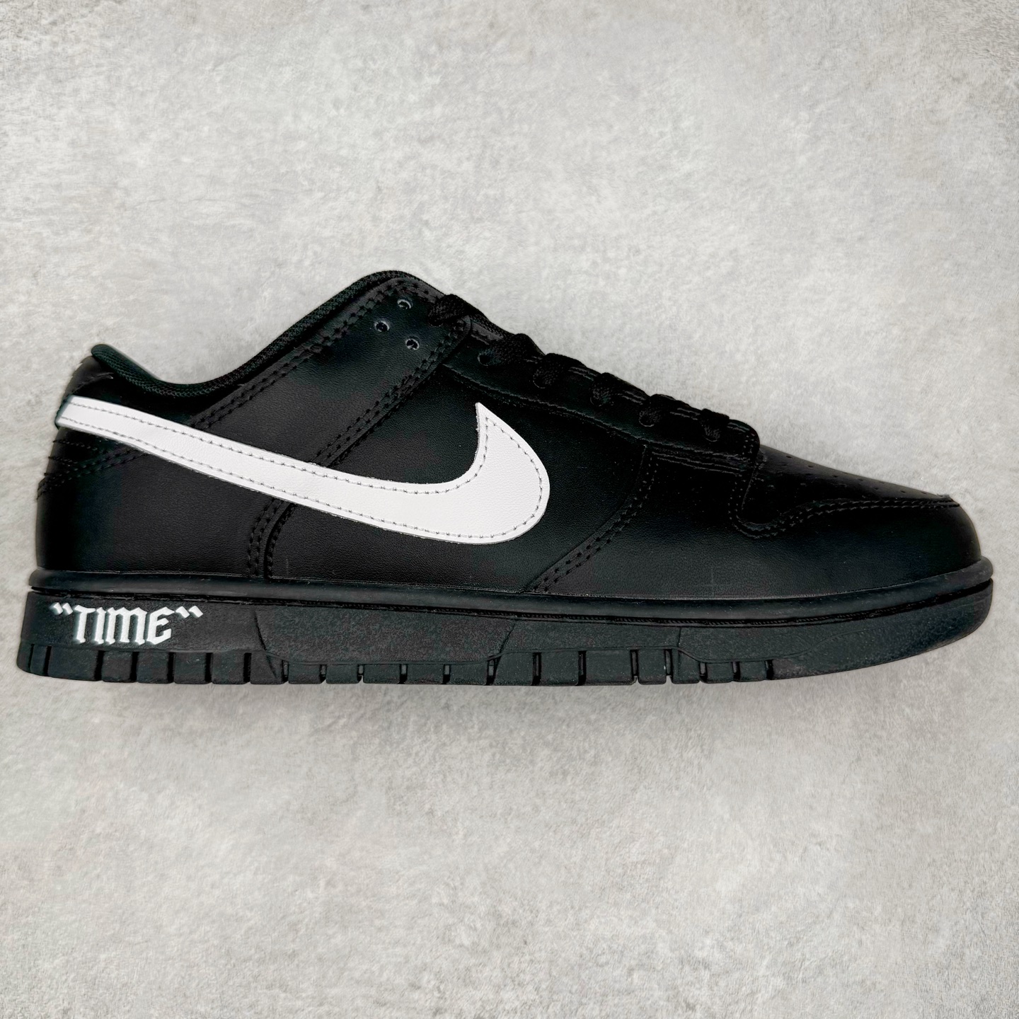 ＃YC纯原 NK Dunk Low 黑武士 HF5441-100 经典鞋型以纯粹黑魂降临，大面积的深邃黑，是沉稳内敛的底蕴；凌厉的白色 Swoosh，是冲破界限的锋芒。「TIME」 字样分列鞋侧与后跟，打破单调，赋予绝对力量——这就是你的潮流坐标点。简约配色塑造百搭经典，独有印记宣告个性身份。定制系列天花板 无原鞋不开发 全系列得物原鞋一比一校对开发 配色持续更新中 终端对接 优势输出 全套原厂楦头原纸板数据档案倾力打造 原汁原味莞产 极致还原 圈内最强针车工艺 高端零售指定版 广东原厂配套原盒原标 鞋盒分三个尺码段 原厂冲刀 超高清洁度 全鞋零毛边皮料切割 采用原厂百宏鞋带以及原厂百宏织唛舌标 内标可供原厂几率过验 进口原装条纹中底布 四线拉帮白色点胶 原厂拉帮手法遵循公司 原厂电绣 极致还原 尺码：36 36.5 37.5 38 38.5 39 40 40.5 41 42 42.5 43 44 44.5 45 46-选品中心