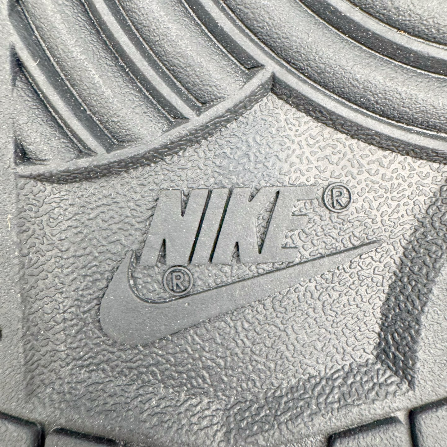 图片[19]-＃YC纯原 NK Dunk Low 黑武士 HF5441-100 经典鞋型以纯粹黑魂降临，大面积的深邃黑，是沉稳内敛的底蕴；凌厉的白色 Swoosh，是冲破界限的锋芒。「TIME」 字样分列鞋侧与后跟，打破单调，赋予绝对力量——这就是你的潮流坐标点。简约配色塑造百搭经典，独有印记宣告个性身份。定制系列天花板 无原鞋不开发 全系列得物原鞋一比一校对开发 配色持续更新中 终端对接 优势输出 全套原厂楦头原纸板数据档案倾力打造 原汁原味莞产 极致还原 圈内最强针车工艺 高端零售指定版 广东原厂配套原盒原标 鞋盒分三个尺码段 原厂冲刀 超高清洁度 全鞋零毛边皮料切割 采用原厂百宏鞋带以及原厂百宏织唛舌标 内标可供原厂几率过验 进口原装条纹中底布 四线拉帮白色点胶 原厂拉帮手法遵循公司 原厂电绣 极致还原 尺码：36 36.5 37.5 38 38.5 39 40 40.5 41 42 42.5 43 44 44.5 45 46-选品中心