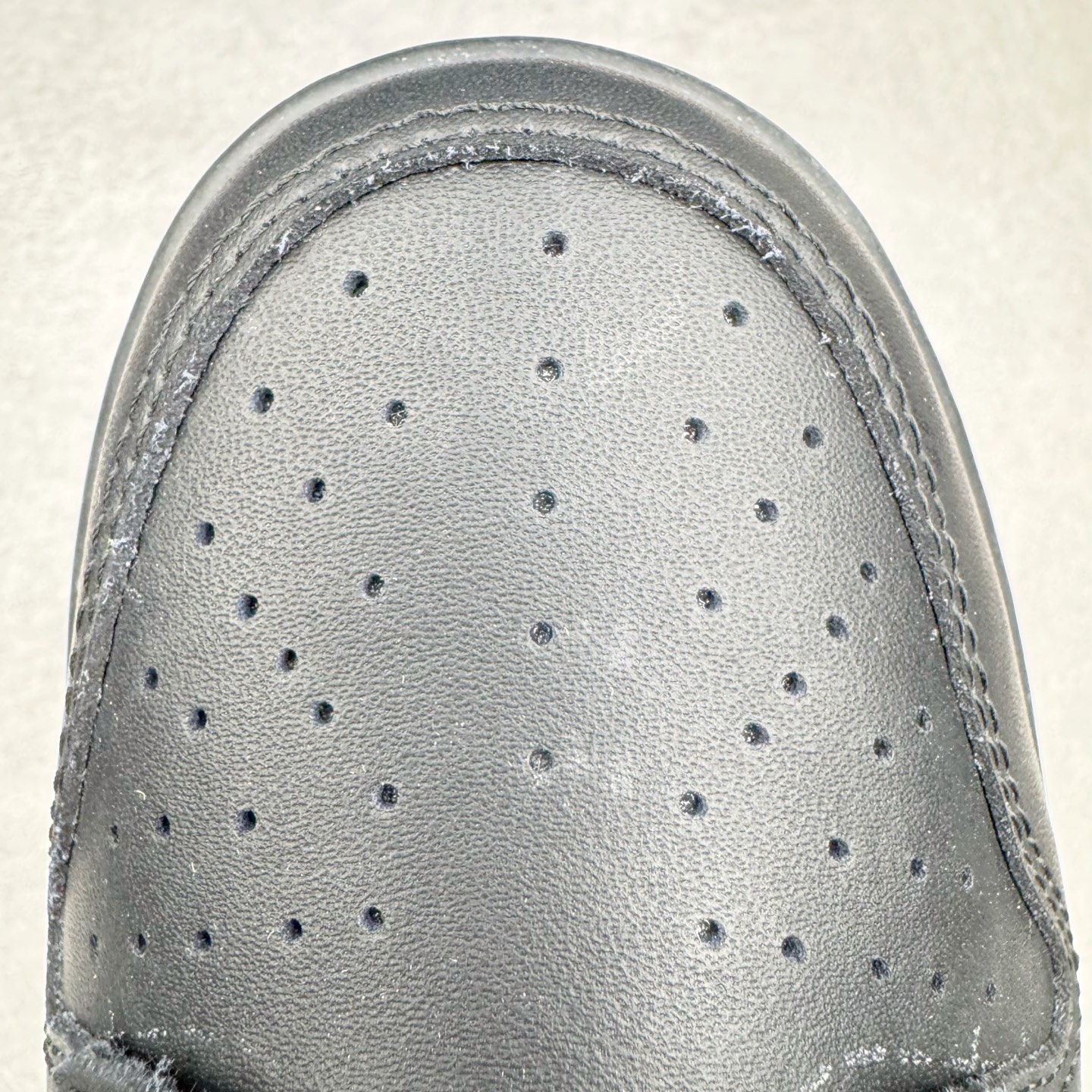 图片[14]-＃YC纯原 NK Dunk Low 黑武士 HF5441-100 经典鞋型以纯粹黑魂降临，大面积的深邃黑，是沉稳内敛的底蕴；凌厉的白色 Swoosh，是冲破界限的锋芒。「TIME」 字样分列鞋侧与后跟，打破单调，赋予绝对力量——这就是你的潮流坐标点。简约配色塑造百搭经典，独有印记宣告个性身份。定制系列天花板 无原鞋不开发 全系列得物原鞋一比一校对开发 配色持续更新中 终端对接 优势输出 全套原厂楦头原纸板数据档案倾力打造 原汁原味莞产 极致还原 圈内最强针车工艺 高端零售指定版 广东原厂配套原盒原标 鞋盒分三个尺码段 原厂冲刀 超高清洁度 全鞋零毛边皮料切割 采用原厂百宏鞋带以及原厂百宏织唛舌标 内标可供原厂几率过验 进口原装条纹中底布 四线拉帮白色点胶 原厂拉帮手法遵循公司 原厂电绣 极致还原 尺码：36 36.5 37.5 38 38.5 39 40 40.5 41 42 42.5 43 44 44.5 45 46-选品中心