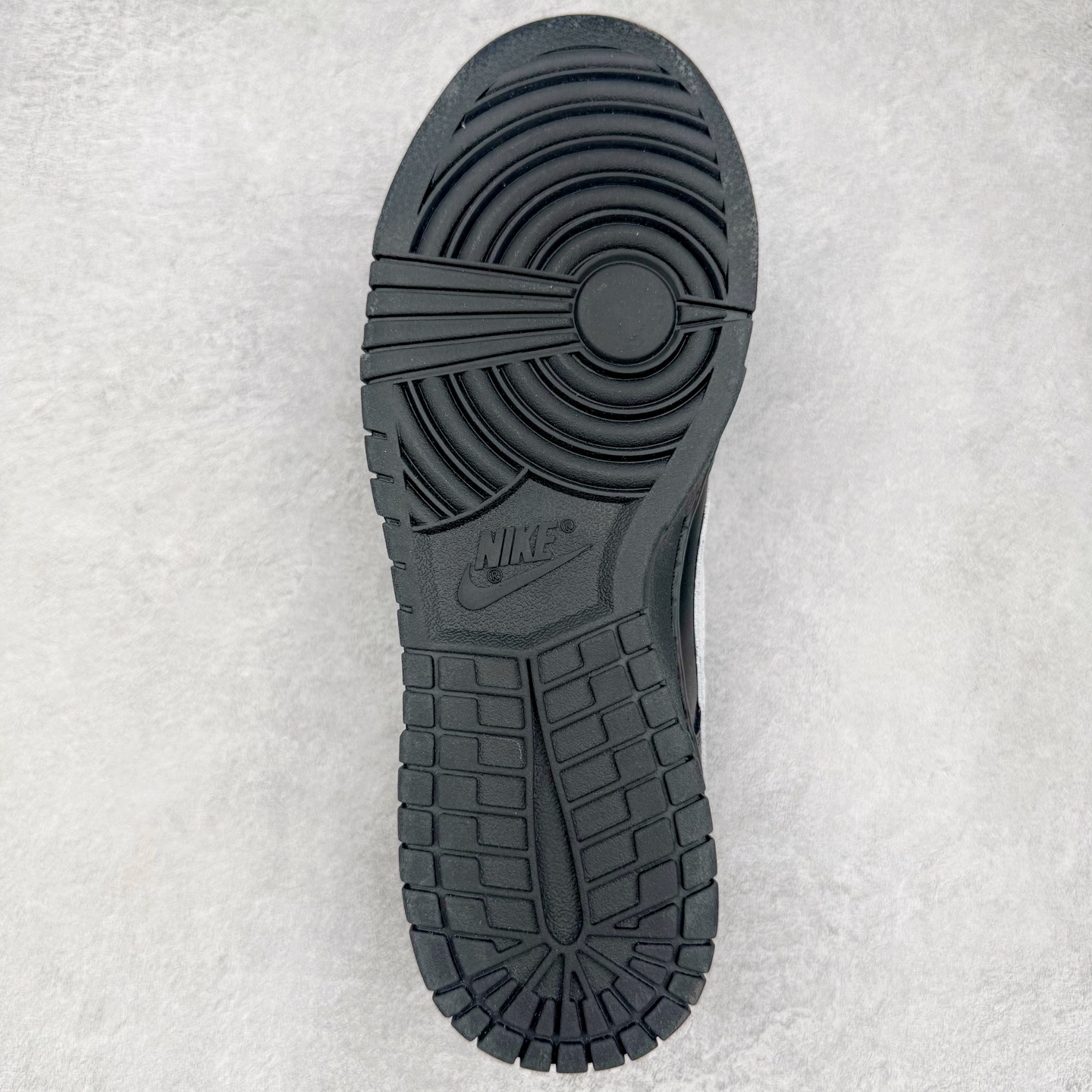 图片[9]-＃YC纯原 NK Dunk Low 黑武士 HF5441-100 经典鞋型以纯粹黑魂降临，大面积的深邃黑，是沉稳内敛的底蕴；凌厉的白色 Swoosh，是冲破界限的锋芒。「TIME」 字样分列鞋侧与后跟，打破单调，赋予绝对力量——这就是你的潮流坐标点。简约配色塑造百搭经典，独有印记宣告个性身份。定制系列天花板 无原鞋不开发 全系列得物原鞋一比一校对开发 配色持续更新中 终端对接 优势输出 全套原厂楦头原纸板数据档案倾力打造 原汁原味莞产 极致还原 圈内最强针车工艺 高端零售指定版 广东原厂配套原盒原标 鞋盒分三个尺码段 原厂冲刀 超高清洁度 全鞋零毛边皮料切割 采用原厂百宏鞋带以及原厂百宏织唛舌标 内标可供原厂几率过验 进口原装条纹中底布 四线拉帮白色点胶 原厂拉帮手法遵循公司 原厂电绣 极致还原 尺码：36 36.5 37.5 38 38.5 39 40 40.5 41 42 42.5 43 44 44.5 45 46-选品中心