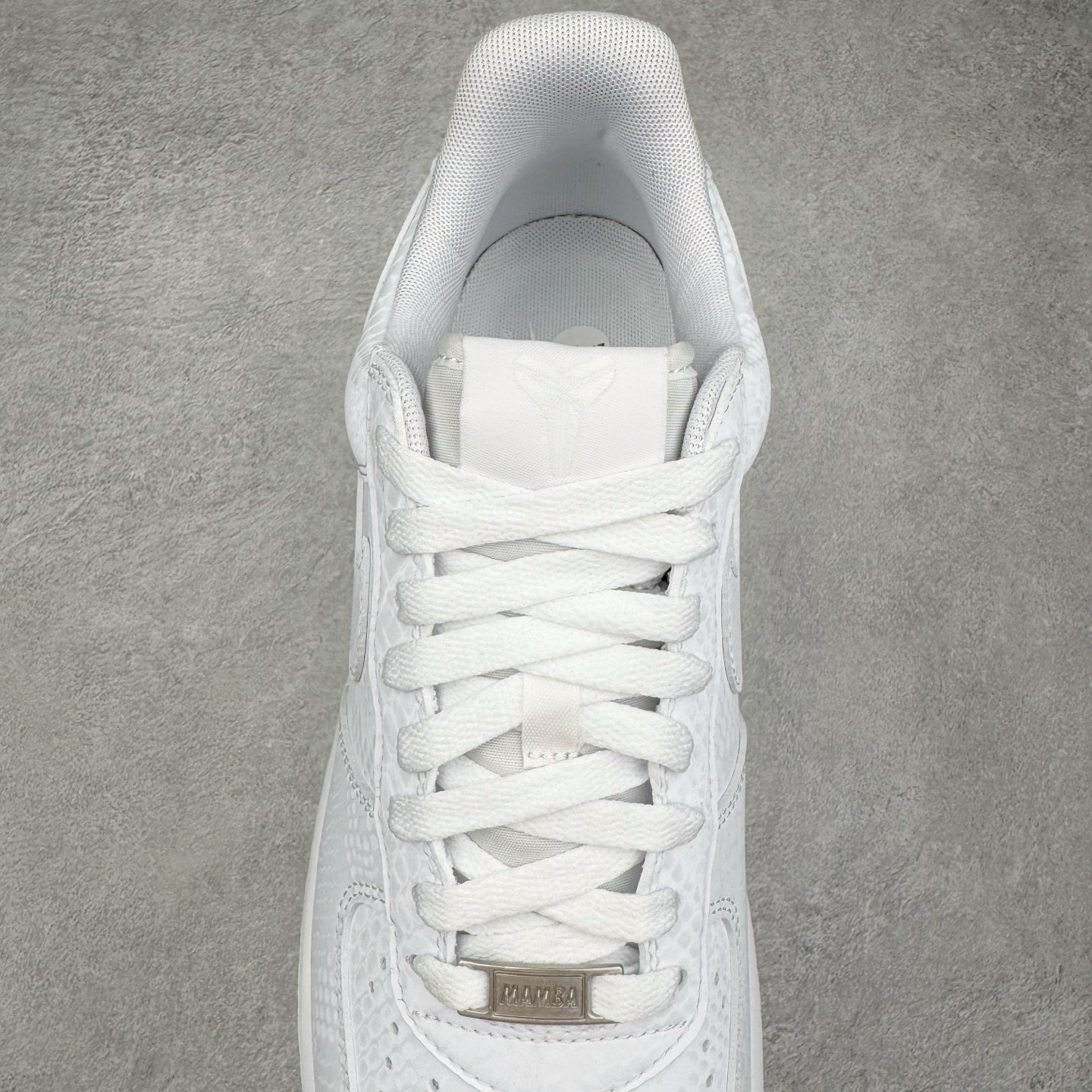 图片[5]-＃XT纯原 NK Air Force 1 Low Kobe Forever White 空军一号时尚舒适防滑耐磨低帮板鞋 科比白色 IB0018-100 顶级批次 2022全新楦头鞋型 鱼鳞大底 历时开发三个月 清洁度完美 二维码鞋标 内置芯片及solo气垫 大底高度及其弧度依照正品 钢印 logo刺绣 鞋口弧度 鞋头长度 鞋面冲孔 鞋垫背胶及钢印 完美鞋型对比正品 每一处都是细节满满 柔软、弹性十足的缓震性能和出色的中底设计 横跨复古与现代的外型结合 造就出风靡全球 三十多年的Force 1 直到今天还深受青睐 实拍调校N版已经零色差零失真 百分百还原实物色彩所见即所得 不存在货不对板色差等低级问题 选购参考实物拍摄 不混卖不参货 只用心做好货严格选品 承诺混一赔十 尺码：36 36.5 37.5 38 38.5 39 40 40.5 41 42 42.5 43 44 44.5 45-选品中心