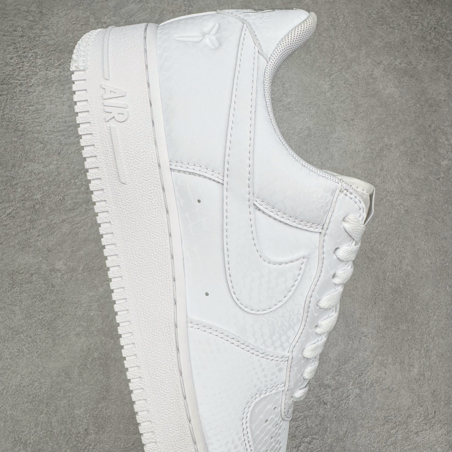 图片[6]-＃XT纯原 NK Air Force 1 Low Kobe Forever White 空军一号时尚舒适防滑耐磨低帮板鞋 科比白色 IB0018-100 顶级批次 2022全新楦头鞋型 鱼鳞大底 历时开发三个月 清洁度完美 二维码鞋标 内置芯片及solo气垫 大底高度及其弧度依照正品 钢印 logo刺绣 鞋口弧度 鞋头长度 鞋面冲孔 鞋垫背胶及钢印 完美鞋型对比正品 每一处都是细节满满 柔软、弹性十足的缓震性能和出色的中底设计 横跨复古与现代的外型结合 造就出风靡全球 三十多年的Force 1 直到今天还深受青睐 实拍调校N版已经零色差零失真 百分百还原实物色彩所见即所得 不存在货不对板色差等低级问题 选购参考实物拍摄 不混卖不参货 只用心做好货严格选品 承诺混一赔十 尺码：36 36.5 37.5 38 38.5 39 40 40.5 41 42 42.5 43 44 44.5 45-选品中心