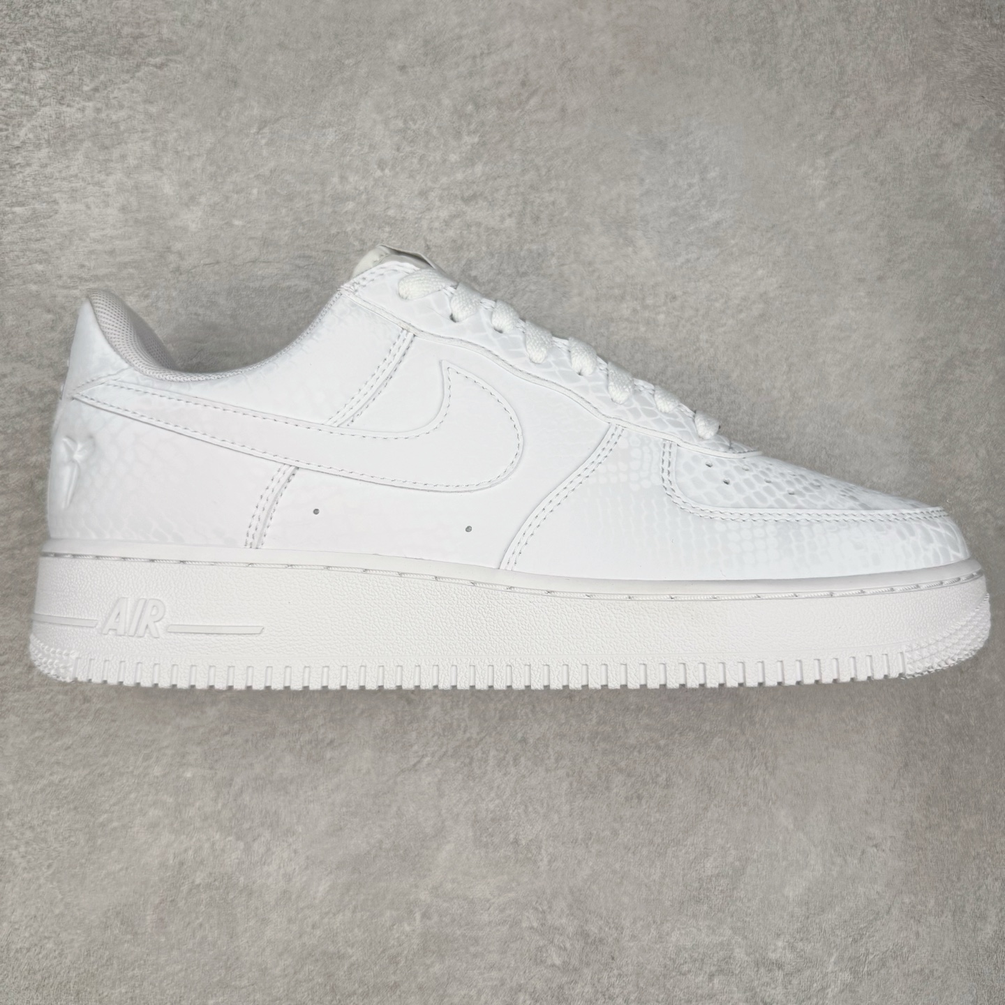 ＃XT纯原 NK Air Force 1 Low Kobe Forever White 空军一号时尚舒适防滑耐磨低帮板鞋 科比白色 IB0018-100 顶级批次 2022全新楦头鞋型 鱼鳞大底 历时开发三个月 清洁度完美 二维码鞋标 内置芯片及solo气垫 大底高度及其弧度依照正品 钢印 logo刺绣 鞋口弧度 鞋头长度 鞋面冲孔 鞋垫背胶及钢印 完美鞋型对比正品 每一处都是细节满满 柔软、弹性十足的缓震性能和出色的中底设计 横跨复古与现代的外型结合 造就出风靡全球 三十多年的Force 1 直到今天还深受青睐 实拍调校N版已经零色差零失真 百分百还原实物色彩所见即所得 不存在货不对板色差等低级问题 选购参考实物拍摄 不混卖不参货 只用心做好货严格选品 承诺混一赔十 尺码：36 36.5 37.5 38 38.5 39 40 40.5 41 42 42.5 43 44 44.5 45-选品中心