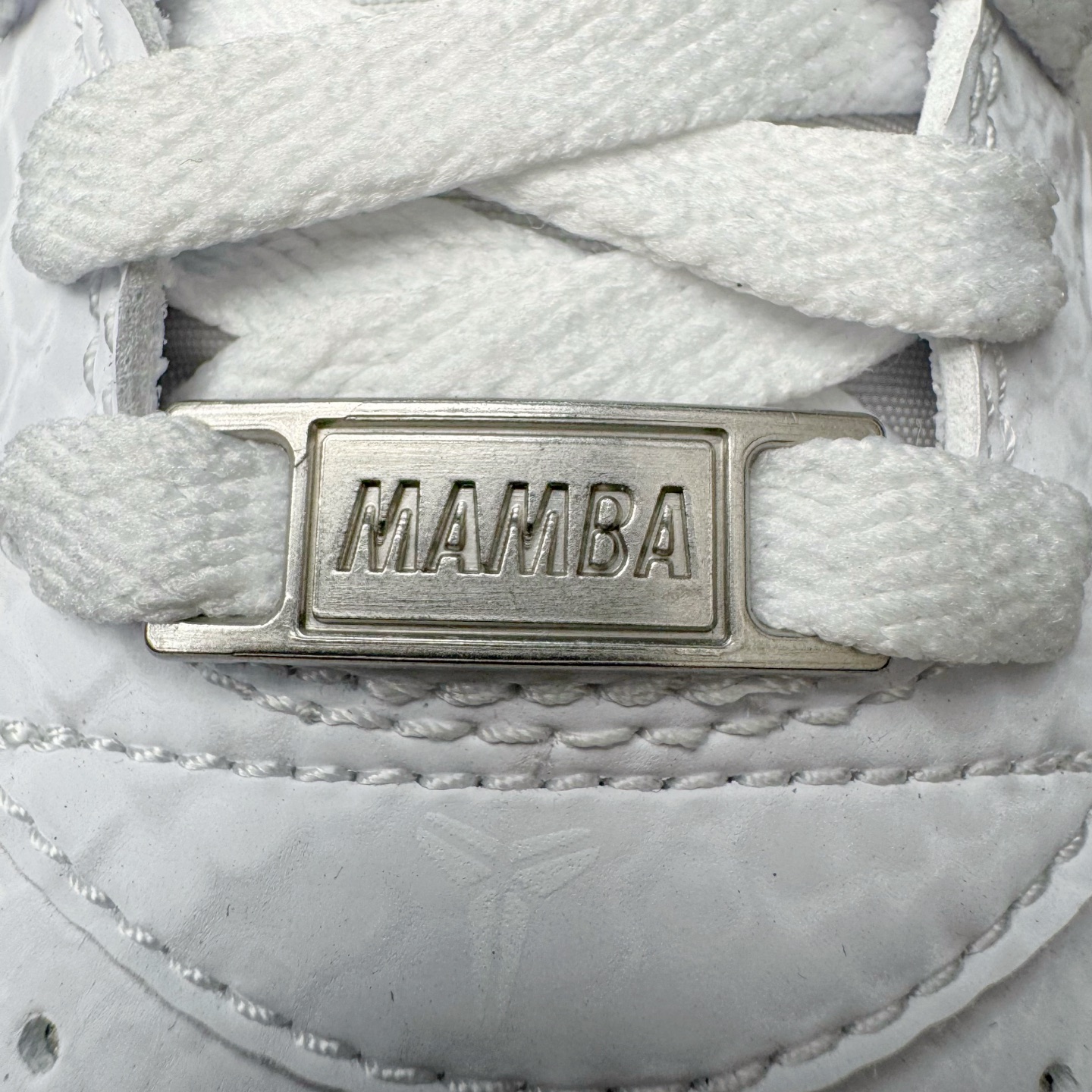 图片[16]-＃XT纯原 NK Air Force 1 Low Kobe Forever White 空军一号时尚舒适防滑耐磨低帮板鞋 科比白色 IB0018-100 顶级批次 2022全新楦头鞋型 鱼鳞大底 历时开发三个月 清洁度完美 二维码鞋标 内置芯片及solo气垫 大底高度及其弧度依照正品 钢印 logo刺绣 鞋口弧度 鞋头长度 鞋面冲孔 鞋垫背胶及钢印 完美鞋型对比正品 每一处都是细节满满 柔软、弹性十足的缓震性能和出色的中底设计 横跨复古与现代的外型结合 造就出风靡全球 三十多年的Force 1 直到今天还深受青睐 实拍调校N版已经零色差零失真 百分百还原实物色彩所见即所得 不存在货不对板色差等低级问题 选购参考实物拍摄 不混卖不参货 只用心做好货严格选品 承诺混一赔十 尺码：36 36.5 37.5 38 38.5 39 40 40.5 41 42 42.5 43 44 44.5 45-选品中心