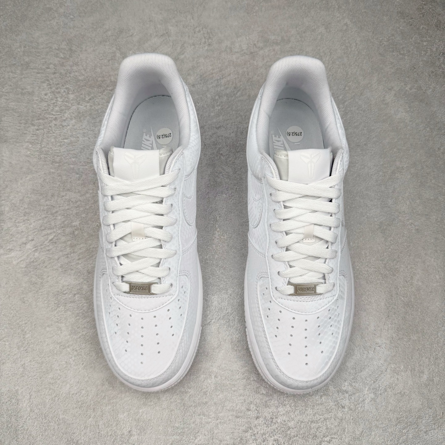 图片[2]-＃XT纯原 NK Air Force 1 Low Kobe Forever White 空军一号时尚舒适防滑耐磨低帮板鞋 科比白色 IB0018-100 顶级批次 2022全新楦头鞋型 鱼鳞大底 历时开发三个月 清洁度完美 二维码鞋标 内置芯片及solo气垫 大底高度及其弧度依照正品 钢印 logo刺绣 鞋口弧度 鞋头长度 鞋面冲孔 鞋垫背胶及钢印 完美鞋型对比正品 每一处都是细节满满 柔软、弹性十足的缓震性能和出色的中底设计 横跨复古与现代的外型结合 造就出风靡全球 三十多年的Force 1 直到今天还深受青睐 实拍调校N版已经零色差零失真 百分百还原实物色彩所见即所得 不存在货不对板色差等低级问题 选购参考实物拍摄 不混卖不参货 只用心做好货严格选品 承诺混一赔十 尺码：36 36.5 37.5 38 38.5 39 40 40.5 41 42 42.5 43 44 44.5 45-选品中心