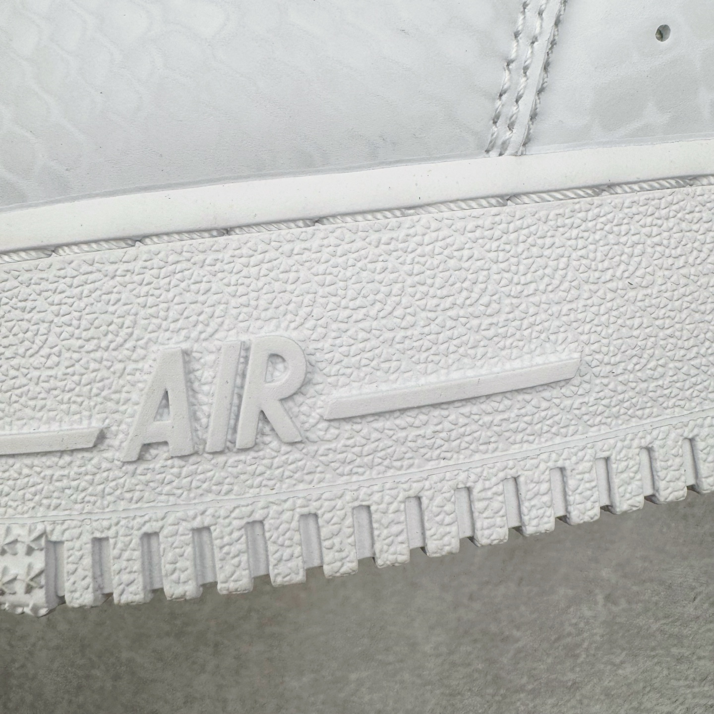图片[21]-＃XT纯原 NK Air Force 1 Low Kobe Forever White 空军一号时尚舒适防滑耐磨低帮板鞋 科比白色 IB0018-100 顶级批次 2022全新楦头鞋型 鱼鳞大底 历时开发三个月 清洁度完美 二维码鞋标 内置芯片及solo气垫 大底高度及其弧度依照正品 钢印 logo刺绣 鞋口弧度 鞋头长度 鞋面冲孔 鞋垫背胶及钢印 完美鞋型对比正品 每一处都是细节满满 柔软、弹性十足的缓震性能和出色的中底设计 横跨复古与现代的外型结合 造就出风靡全球 三十多年的Force 1 直到今天还深受青睐 实拍调校N版已经零色差零失真 百分百还原实物色彩所见即所得 不存在货不对板色差等低级问题 选购参考实物拍摄 不混卖不参货 只用心做好货严格选品 承诺混一赔十 尺码：36 36.5 37.5 38 38.5 39 40 40.5 41 42 42.5 43 44 44.5 45-选品中心