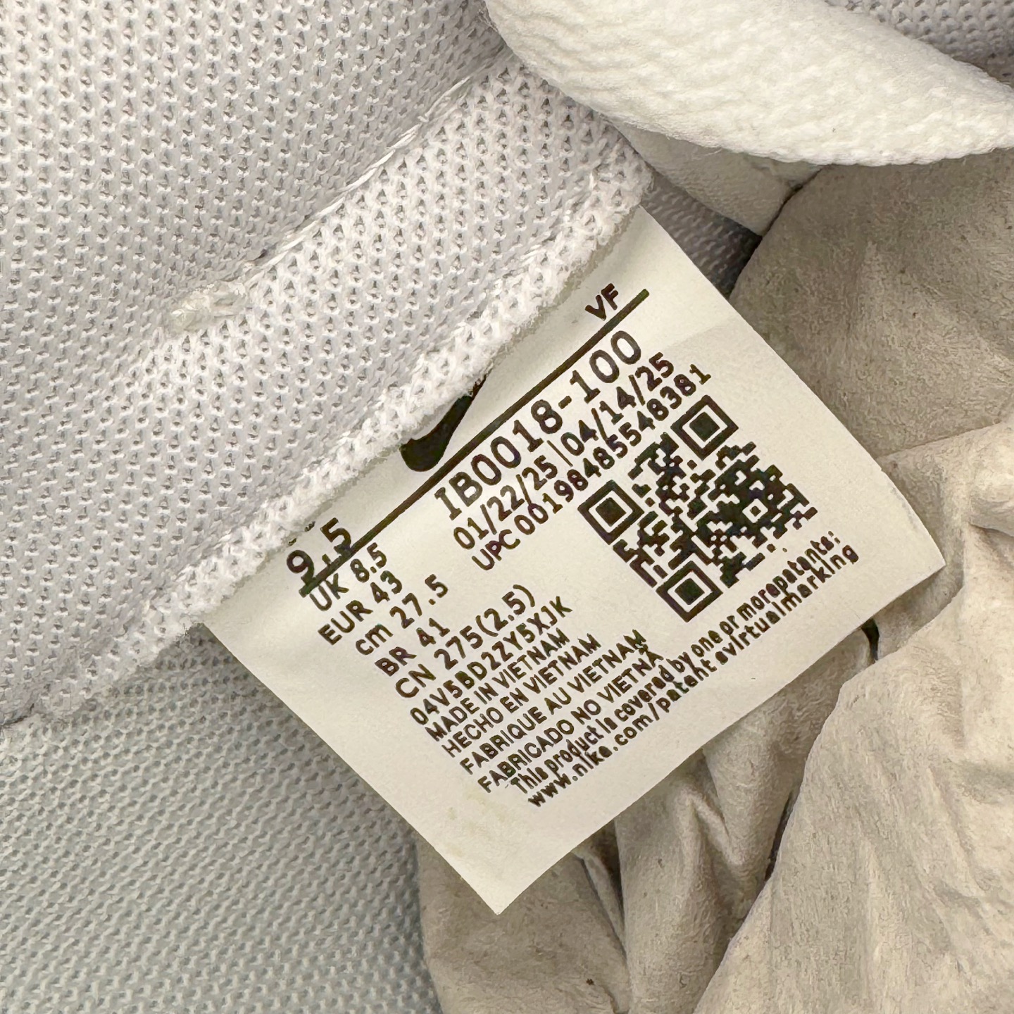 图片[13]-＃XT纯原 NK Air Force 1 Low Kobe Forever White 空军一号时尚舒适防滑耐磨低帮板鞋 科比白色 IB0018-100 顶级批次 2022全新楦头鞋型 鱼鳞大底 历时开发三个月 清洁度完美 二维码鞋标 内置芯片及solo气垫 大底高度及其弧度依照正品 钢印 logo刺绣 鞋口弧度 鞋头长度 鞋面冲孔 鞋垫背胶及钢印 完美鞋型对比正品 每一处都是细节满满 柔软、弹性十足的缓震性能和出色的中底设计 横跨复古与现代的外型结合 造就出风靡全球 三十多年的Force 1 直到今天还深受青睐 实拍调校N版已经零色差零失真 百分百还原实物色彩所见即所得 不存在货不对板色差等低级问题 选购参考实物拍摄 不混卖不参货 只用心做好货严格选品 承诺混一赔十 尺码：36 36.5 37.5 38 38.5 39 40 40.5 41 42 42.5 43 44 44.5 45-选品中心