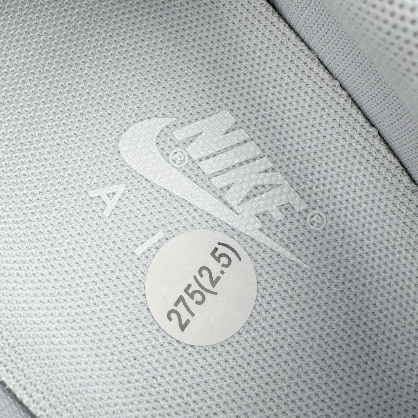 图片[12]-＃XT纯原 NK Air Force 1 Low Kobe Forever White 空军一号时尚舒适防滑耐磨低帮板鞋 科比白色 IB0018-100 顶级批次 2022全新楦头鞋型 鱼鳞大底 历时开发三个月 清洁度完美 二维码鞋标 内置芯片及solo气垫 大底高度及其弧度依照正品 钢印 logo刺绣 鞋口弧度 鞋头长度 鞋面冲孔 鞋垫背胶及钢印 完美鞋型对比正品 每一处都是细节满满 柔软、弹性十足的缓震性能和出色的中底设计 横跨复古与现代的外型结合 造就出风靡全球 三十多年的Force 1 直到今天还深受青睐 实拍调校N版已经零色差零失真 百分百还原实物色彩所见即所得 不存在货不对板色差等低级问题 选购参考实物拍摄 不混卖不参货 只用心做好货严格选品 承诺混一赔十 尺码：36 36.5 37.5 38 38.5 39 40 40.5 41 42 42.5 43 44 44.5 45-选品中心