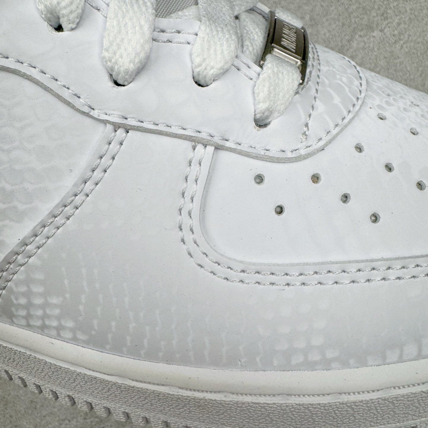 图片[19]-＃XT纯原 NK Air Force 1 Low Kobe Forever White 空军一号时尚舒适防滑耐磨低帮板鞋 科比白色 IB0018-100 顶级批次 2022全新楦头鞋型 鱼鳞大底 历时开发三个月 清洁度完美 二维码鞋标 内置芯片及solo气垫 大底高度及其弧度依照正品 钢印 logo刺绣 鞋口弧度 鞋头长度 鞋面冲孔 鞋垫背胶及钢印 完美鞋型对比正品 每一处都是细节满满 柔软、弹性十足的缓震性能和出色的中底设计 横跨复古与现代的外型结合 造就出风靡全球 三十多年的Force 1 直到今天还深受青睐 实拍调校N版已经零色差零失真 百分百还原实物色彩所见即所得 不存在货不对板色差等低级问题 选购参考实物拍摄 不混卖不参货 只用心做好货严格选品 承诺混一赔十 尺码：36 36.5 37.5 38 38.5 39 40 40.5 41 42 42.5 43 44 44.5 45-选品中心