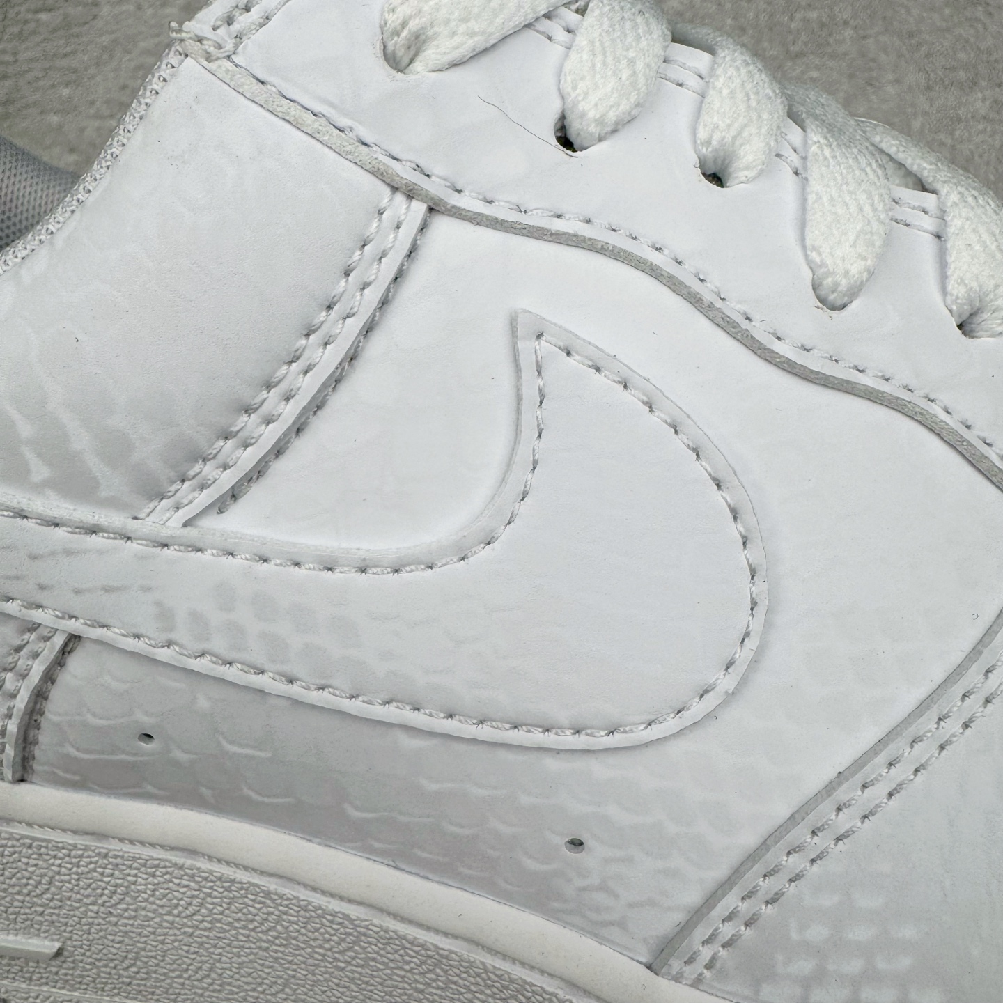 图片[20]-＃XT纯原 NK Air Force 1 Low Kobe Forever White 空军一号时尚舒适防滑耐磨低帮板鞋 科比白色 IB0018-100 顶级批次 2022全新楦头鞋型 鱼鳞大底 历时开发三个月 清洁度完美 二维码鞋标 内置芯片及solo气垫 大底高度及其弧度依照正品 钢印 logo刺绣 鞋口弧度 鞋头长度 鞋面冲孔 鞋垫背胶及钢印 完美鞋型对比正品 每一处都是细节满满 柔软、弹性十足的缓震性能和出色的中底设计 横跨复古与现代的外型结合 造就出风靡全球 三十多年的Force 1 直到今天还深受青睐 实拍调校N版已经零色差零失真 百分百还原实物色彩所见即所得 不存在货不对板色差等低级问题 选购参考实物拍摄 不混卖不参货 只用心做好货严格选品 承诺混一赔十 尺码：36 36.5 37.5 38 38.5 39 40 40.5 41 42 42.5 43 44 44.5 45-选品中心