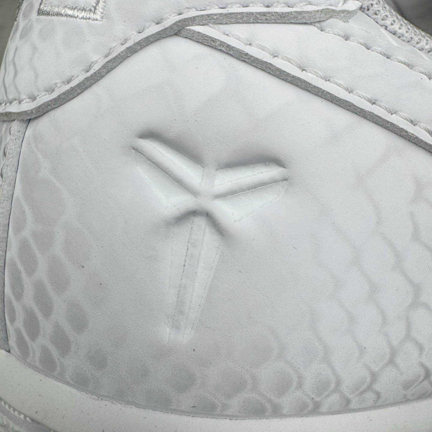 图片[18]-＃XT纯原 NK Air Force 1 Low Kobe Forever White 空军一号时尚舒适防滑耐磨低帮板鞋 科比白色 IB0018-100 顶级批次 2022全新楦头鞋型 鱼鳞大底 历时开发三个月 清洁度完美 二维码鞋标 内置芯片及solo气垫 大底高度及其弧度依照正品 钢印 logo刺绣 鞋口弧度 鞋头长度 鞋面冲孔 鞋垫背胶及钢印 完美鞋型对比正品 每一处都是细节满满 柔软、弹性十足的缓震性能和出色的中底设计 横跨复古与现代的外型结合 造就出风靡全球 三十多年的Force 1 直到今天还深受青睐 实拍调校N版已经零色差零失真 百分百还原实物色彩所见即所得 不存在货不对板色差等低级问题 选购参考实物拍摄 不混卖不参货 只用心做好货严格选品 承诺混一赔十 尺码：36 36.5 37.5 38 38.5 39 40 40.5 41 42 42.5 43 44 44.5 45-选品中心