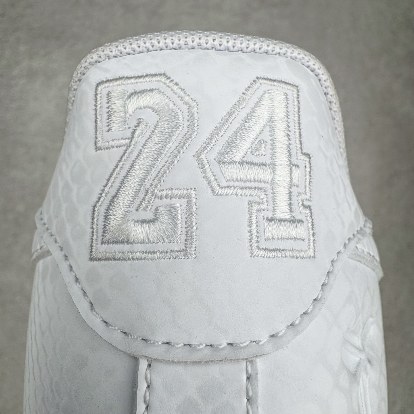 图片[10]-＃XT纯原 NK Air Force 1 Low Kobe Forever White 空军一号时尚舒适防滑耐磨低帮板鞋 科比白色 IB0018-100 顶级批次 2022全新楦头鞋型 鱼鳞大底 历时开发三个月 清洁度完美 二维码鞋标 内置芯片及solo气垫 大底高度及其弧度依照正品 钢印 logo刺绣 鞋口弧度 鞋头长度 鞋面冲孔 鞋垫背胶及钢印 完美鞋型对比正品 每一处都是细节满满 柔软、弹性十足的缓震性能和出色的中底设计 横跨复古与现代的外型结合 造就出风靡全球 三十多年的Force 1 直到今天还深受青睐 实拍调校N版已经零色差零失真 百分百还原实物色彩所见即所得 不存在货不对板色差等低级问题 选购参考实物拍摄 不混卖不参货 只用心做好货严格选品 承诺混一赔十 尺码：36 36.5 37.5 38 38.5 39 40 40.5 41 42 42.5 43 44 44.5 45-选品中心