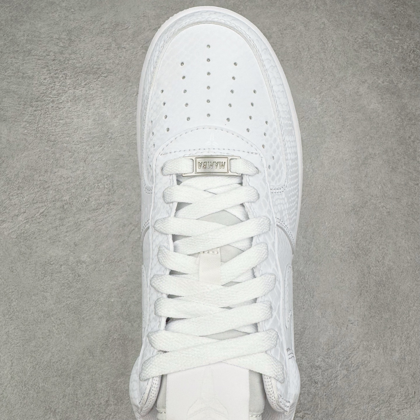 图片[4]-＃XT纯原 NK Air Force 1 Low Kobe Forever White 空军一号时尚舒适防滑耐磨低帮板鞋 科比白色 IB0018-100 顶级批次 2022全新楦头鞋型 鱼鳞大底 历时开发三个月 清洁度完美 二维码鞋标 内置芯片及solo气垫 大底高度及其弧度依照正品 钢印 logo刺绣 鞋口弧度 鞋头长度 鞋面冲孔 鞋垫背胶及钢印 完美鞋型对比正品 每一处都是细节满满 柔软、弹性十足的缓震性能和出色的中底设计 横跨复古与现代的外型结合 造就出风靡全球 三十多年的Force 1 直到今天还深受青睐 实拍调校N版已经零色差零失真 百分百还原实物色彩所见即所得 不存在货不对板色差等低级问题 选购参考实物拍摄 不混卖不参货 只用心做好货严格选品 承诺混一赔十 尺码：36 36.5 37.5 38 38.5 39 40 40.5 41 42 42.5 43 44 44.5 45-选品中心