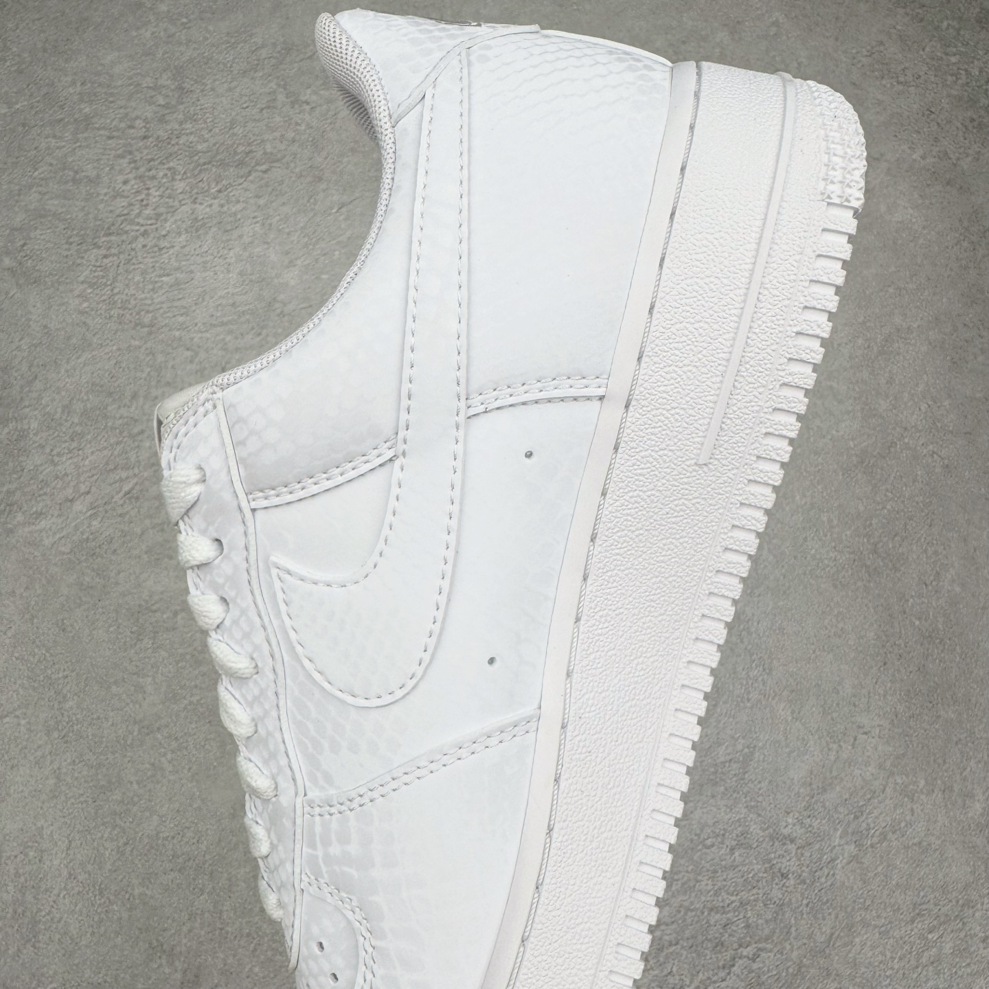 图片[7]-＃XT纯原 NK Air Force 1 Low Kobe Forever White 空军一号时尚舒适防滑耐磨低帮板鞋 科比白色 IB0018-100 顶级批次 2022全新楦头鞋型 鱼鳞大底 历时开发三个月 清洁度完美 二维码鞋标 内置芯片及solo气垫 大底高度及其弧度依照正品 钢印 logo刺绣 鞋口弧度 鞋头长度 鞋面冲孔 鞋垫背胶及钢印 完美鞋型对比正品 每一处都是细节满满 柔软、弹性十足的缓震性能和出色的中底设计 横跨复古与现代的外型结合 造就出风靡全球 三十多年的Force 1 直到今天还深受青睐 实拍调校N版已经零色差零失真 百分百还原实物色彩所见即所得 不存在货不对板色差等低级问题 选购参考实物拍摄 不混卖不参货 只用心做好货严格选品 承诺混一赔十 尺码：36 36.5 37.5 38 38.5 39 40 40.5 41 42 42.5 43 44 44.5 45-选品中心