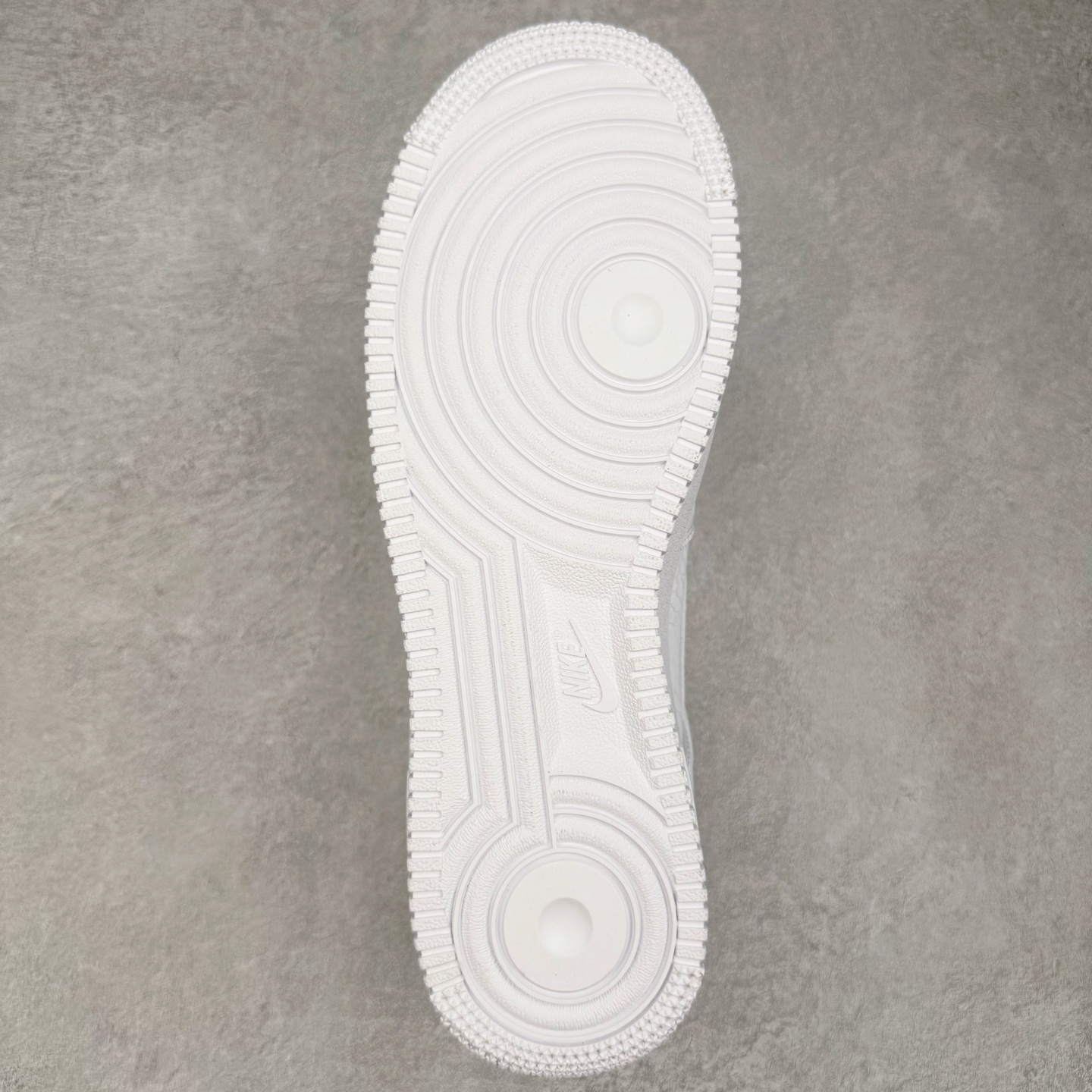 图片[9]-＃XT纯原 NK Air Force 1 Low Kobe Forever White 空军一号时尚舒适防滑耐磨低帮板鞋 科比白色 IB0018-100 顶级批次 2022全新楦头鞋型 鱼鳞大底 历时开发三个月 清洁度完美 二维码鞋标 内置芯片及solo气垫 大底高度及其弧度依照正品 钢印 logo刺绣 鞋口弧度 鞋头长度 鞋面冲孔 鞋垫背胶及钢印 完美鞋型对比正品 每一处都是细节满满 柔软、弹性十足的缓震性能和出色的中底设计 横跨复古与现代的外型结合 造就出风靡全球 三十多年的Force 1 直到今天还深受青睐 实拍调校N版已经零色差零失真 百分百还原实物色彩所见即所得 不存在货不对板色差等低级问题 选购参考实物拍摄 不混卖不参货 只用心做好货严格选品 承诺混一赔十 尺码：36 36.5 37.5 38 38.5 39 40 40.5 41 42 42.5 43 44 44.5 45-选品中心