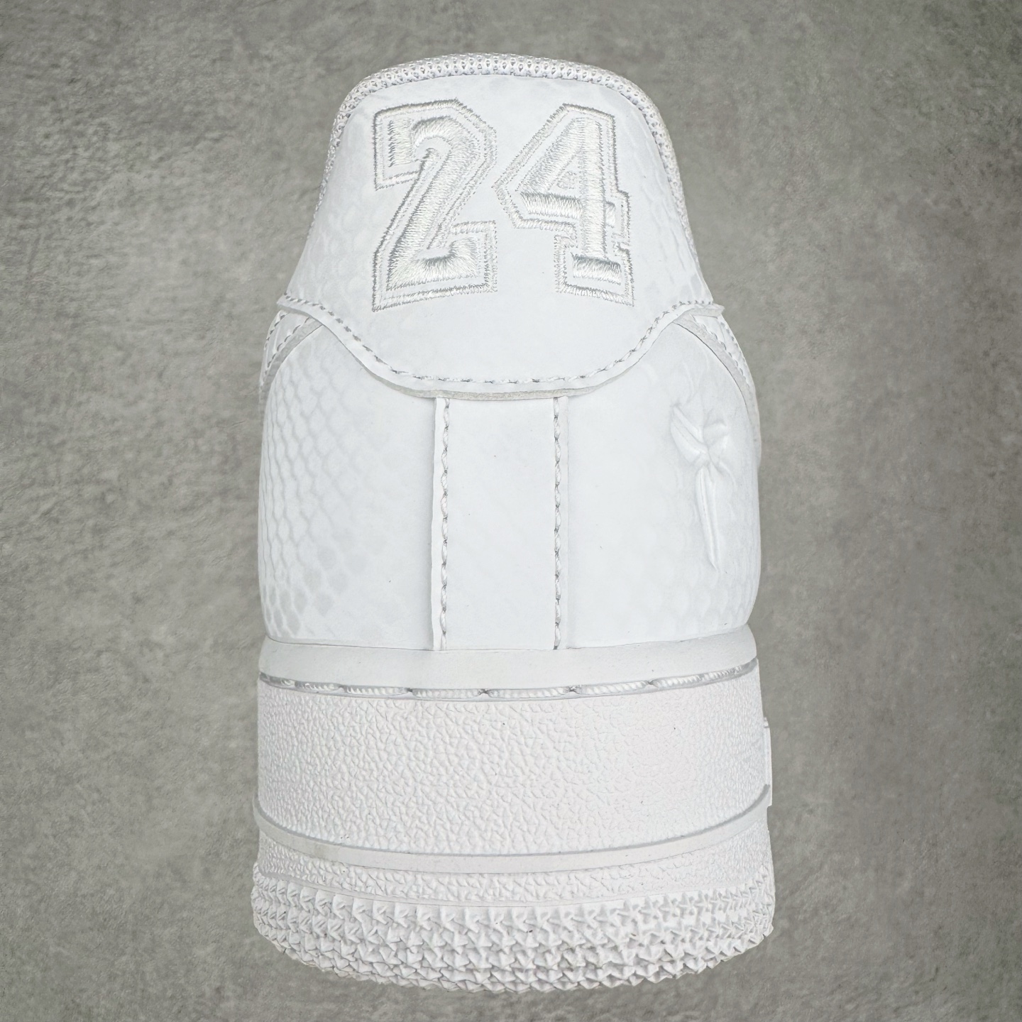 图片[8]-＃XT纯原 NK Air Force 1 Low Kobe Forever White 空军一号时尚舒适防滑耐磨低帮板鞋 科比白色 IB0018-100 顶级批次 2022全新楦头鞋型 鱼鳞大底 历时开发三个月 清洁度完美 二维码鞋标 内置芯片及solo气垫 大底高度及其弧度依照正品 钢印 logo刺绣 鞋口弧度 鞋头长度 鞋面冲孔 鞋垫背胶及钢印 完美鞋型对比正品 每一处都是细节满满 柔软、弹性十足的缓震性能和出色的中底设计 横跨复古与现代的外型结合 造就出风靡全球 三十多年的Force 1 直到今天还深受青睐 实拍调校N版已经零色差零失真 百分百还原实物色彩所见即所得 不存在货不对板色差等低级问题 选购参考实物拍摄 不混卖不参货 只用心做好货严格选品 承诺混一赔十 尺码：36 36.5 37.5 38 38.5 39 40 40.5 41 42 42.5 43 44 44.5 45-选品中心