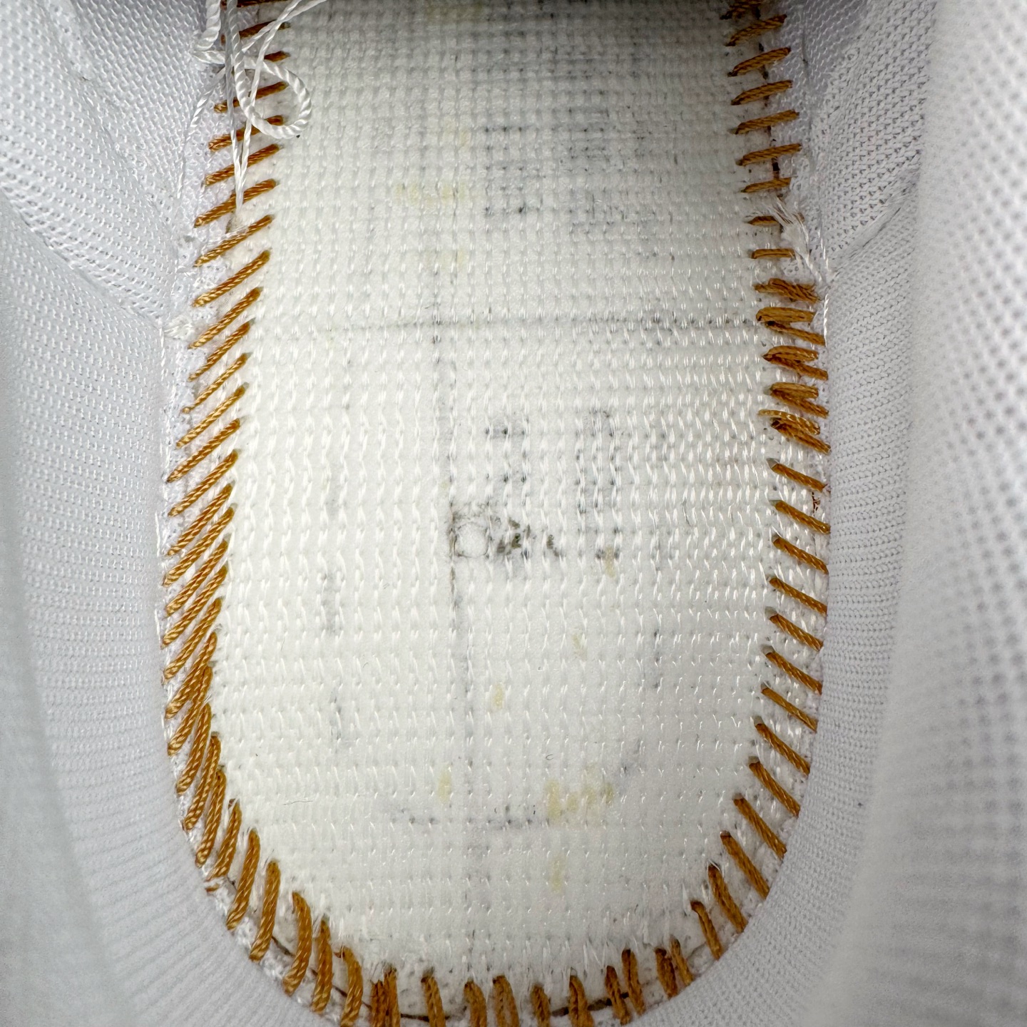 图片[11]-＃XT纯原 NK Air Force 1 Low Kobe Forever White 空军一号时尚舒适防滑耐磨低帮板鞋 科比白色 IB0018-100 顶级批次 2022全新楦头鞋型 鱼鳞大底 历时开发三个月 清洁度完美 二维码鞋标 内置芯片及solo气垫 大底高度及其弧度依照正品 钢印 logo刺绣 鞋口弧度 鞋头长度 鞋面冲孔 鞋垫背胶及钢印 完美鞋型对比正品 每一处都是细节满满 柔软、弹性十足的缓震性能和出色的中底设计 横跨复古与现代的外型结合 造就出风靡全球 三十多年的Force 1 直到今天还深受青睐 实拍调校N版已经零色差零失真 百分百还原实物色彩所见即所得 不存在货不对板色差等低级问题 选购参考实物拍摄 不混卖不参货 只用心做好货严格选品 承诺混一赔十 尺码：36 36.5 37.5 38 38.5 39 40 40.5 41 42 42.5 43 44 44.5 45-选品中心